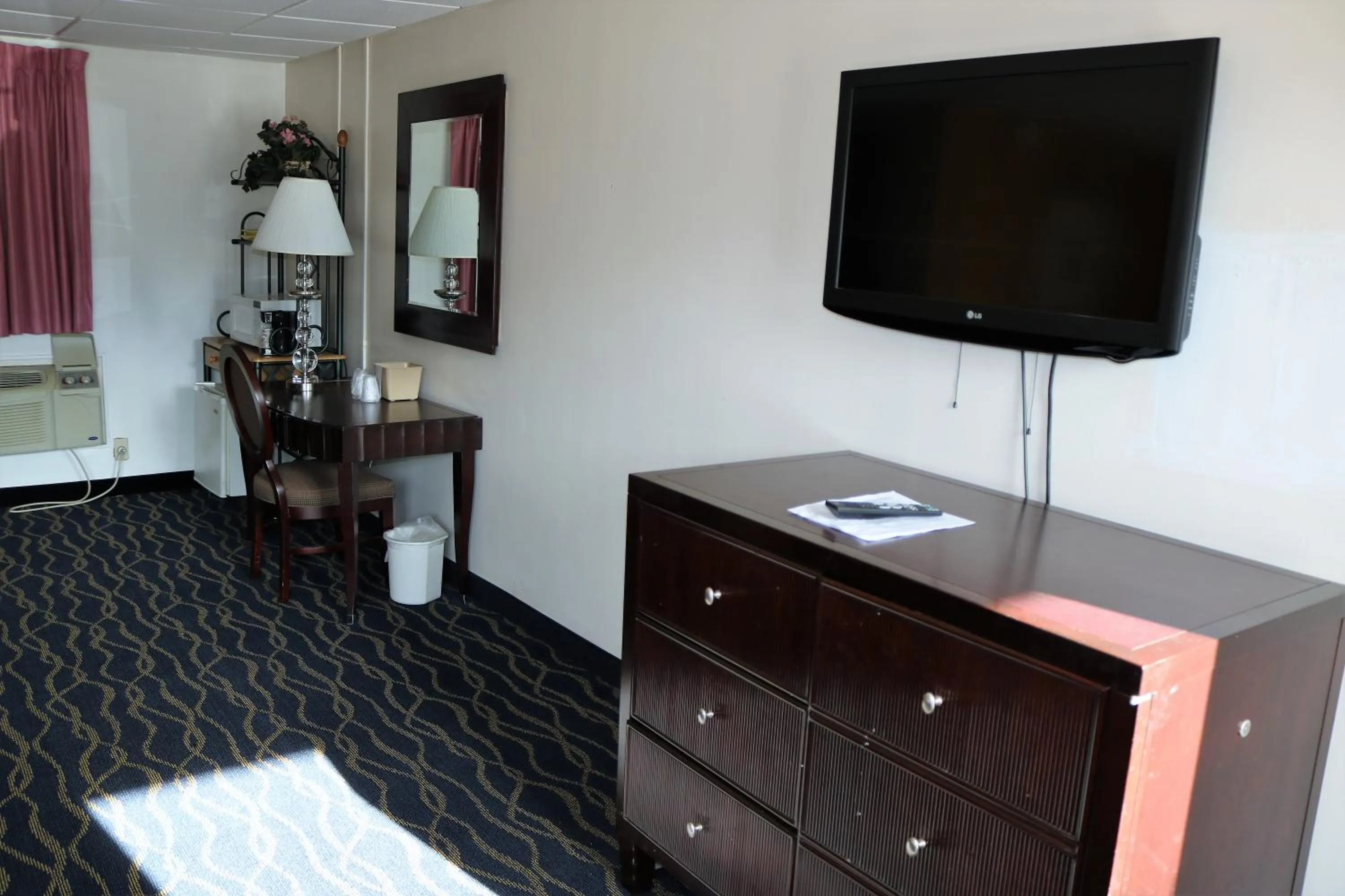 TV and multimedia, Bed in Rodeway Inn Harlan