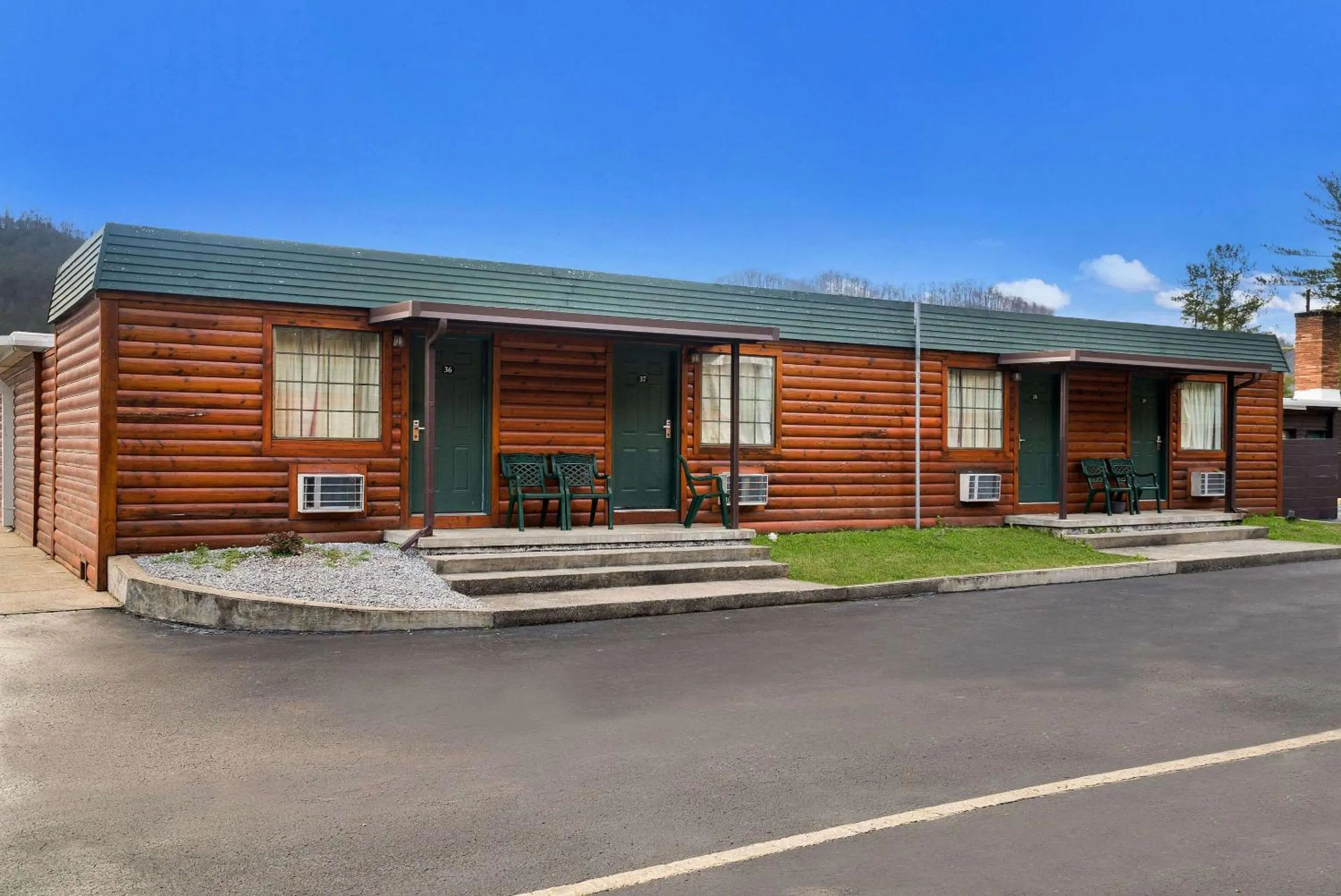 Property building in Rodeway Inn Harlan