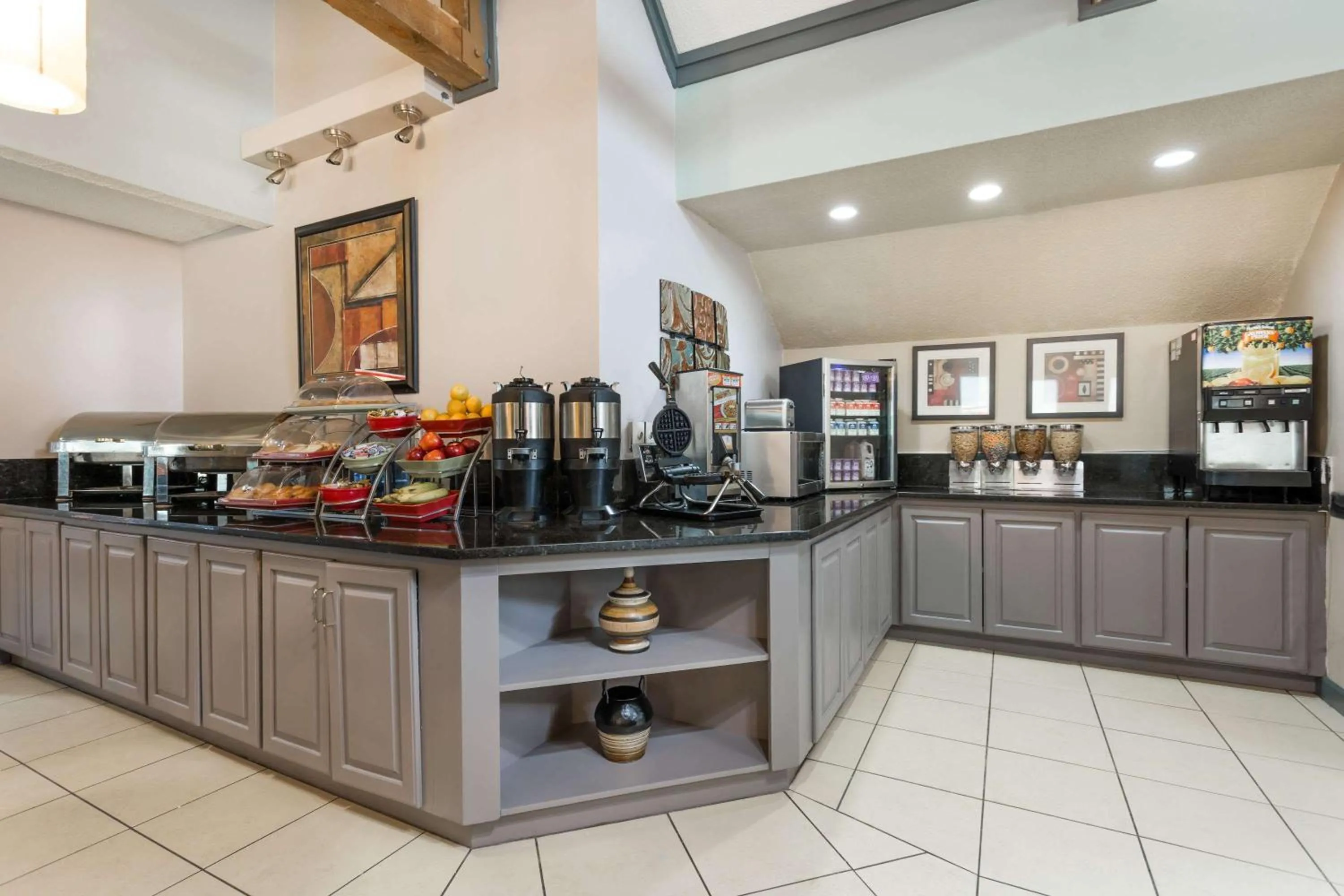 Restaurant/places to eat in Hawthorn Suites By Wyndham North Charleston