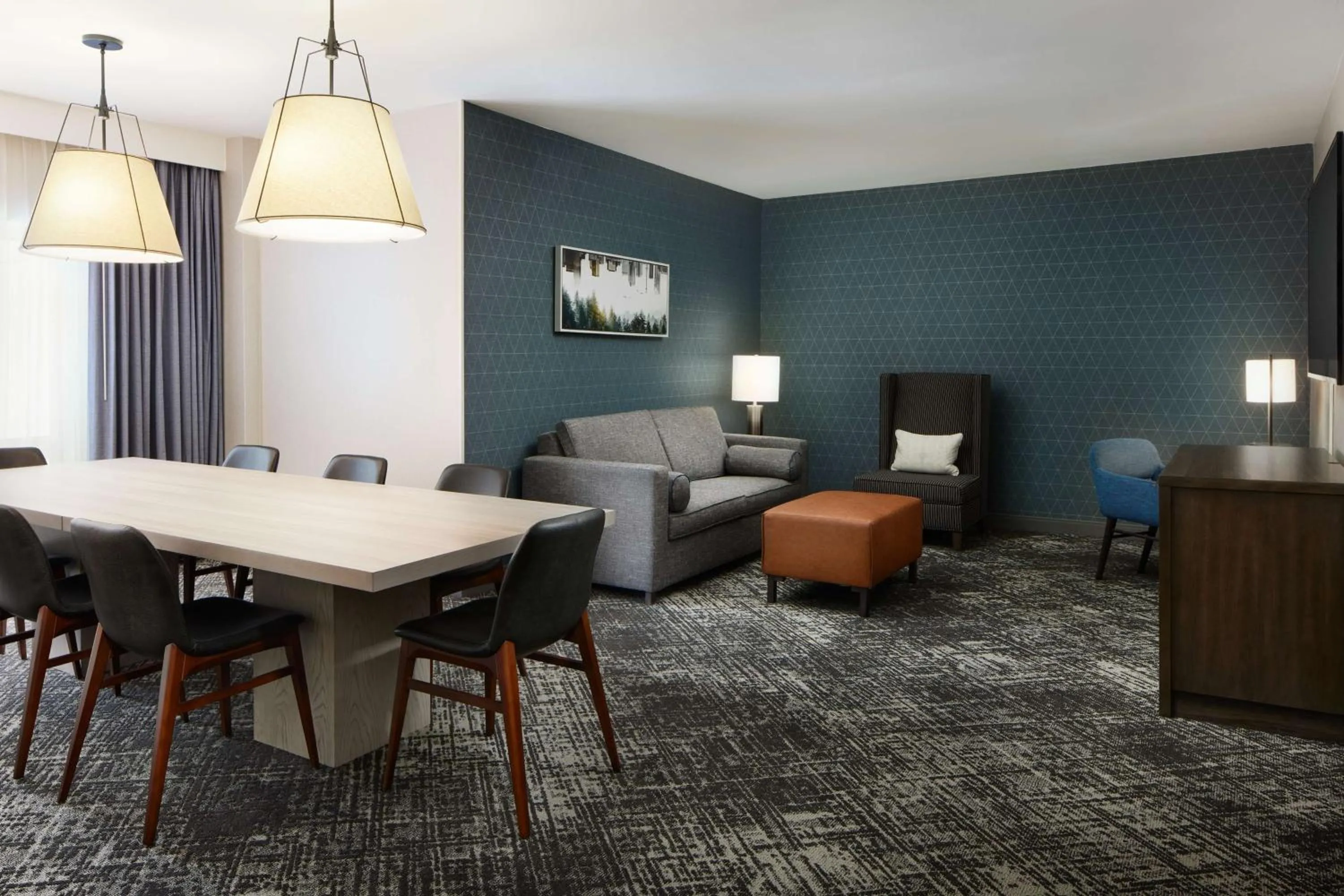 Living room in Hilton Charlotte Airport Hotel