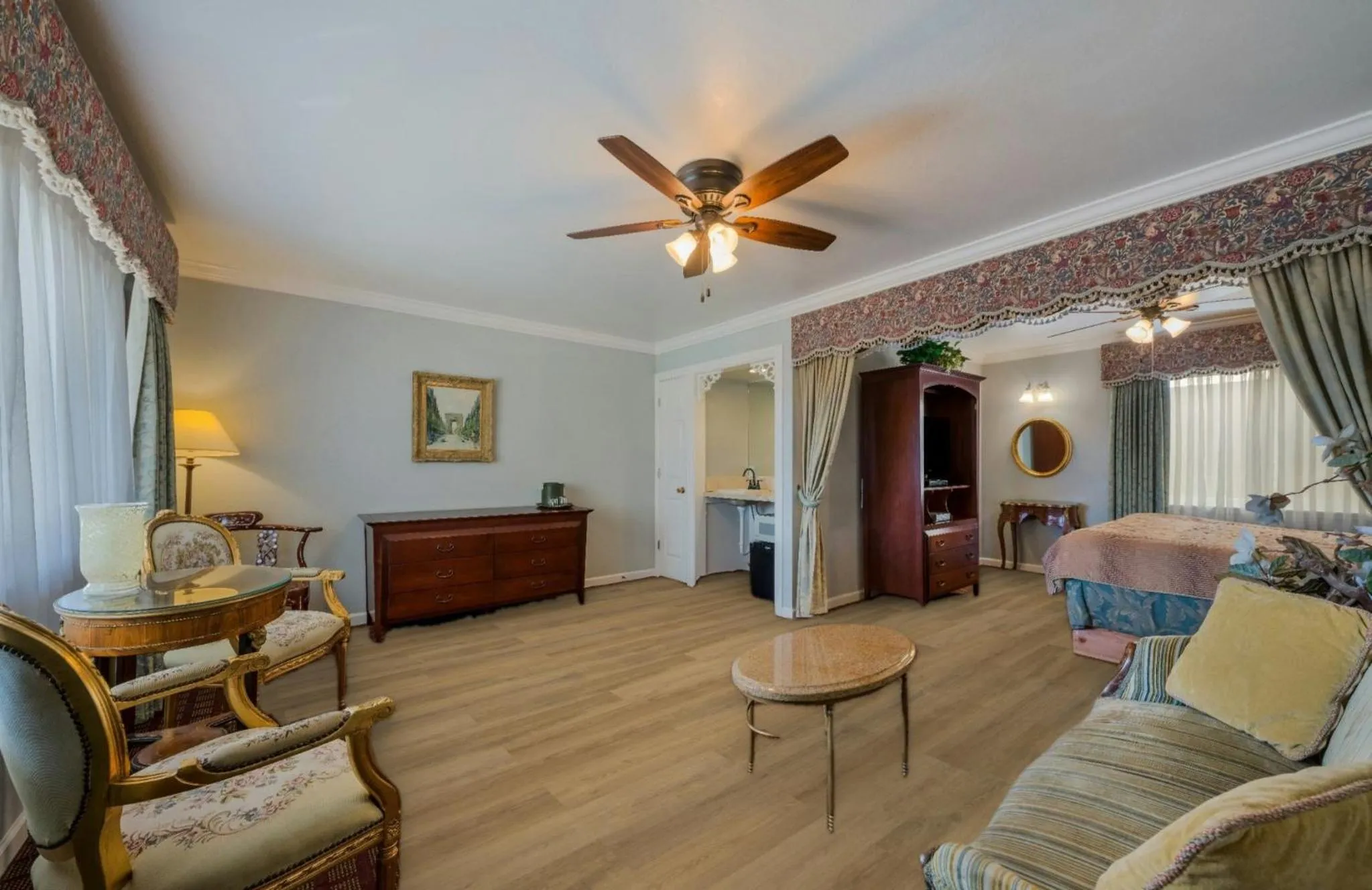 Living room in Carmel Inn & Suites