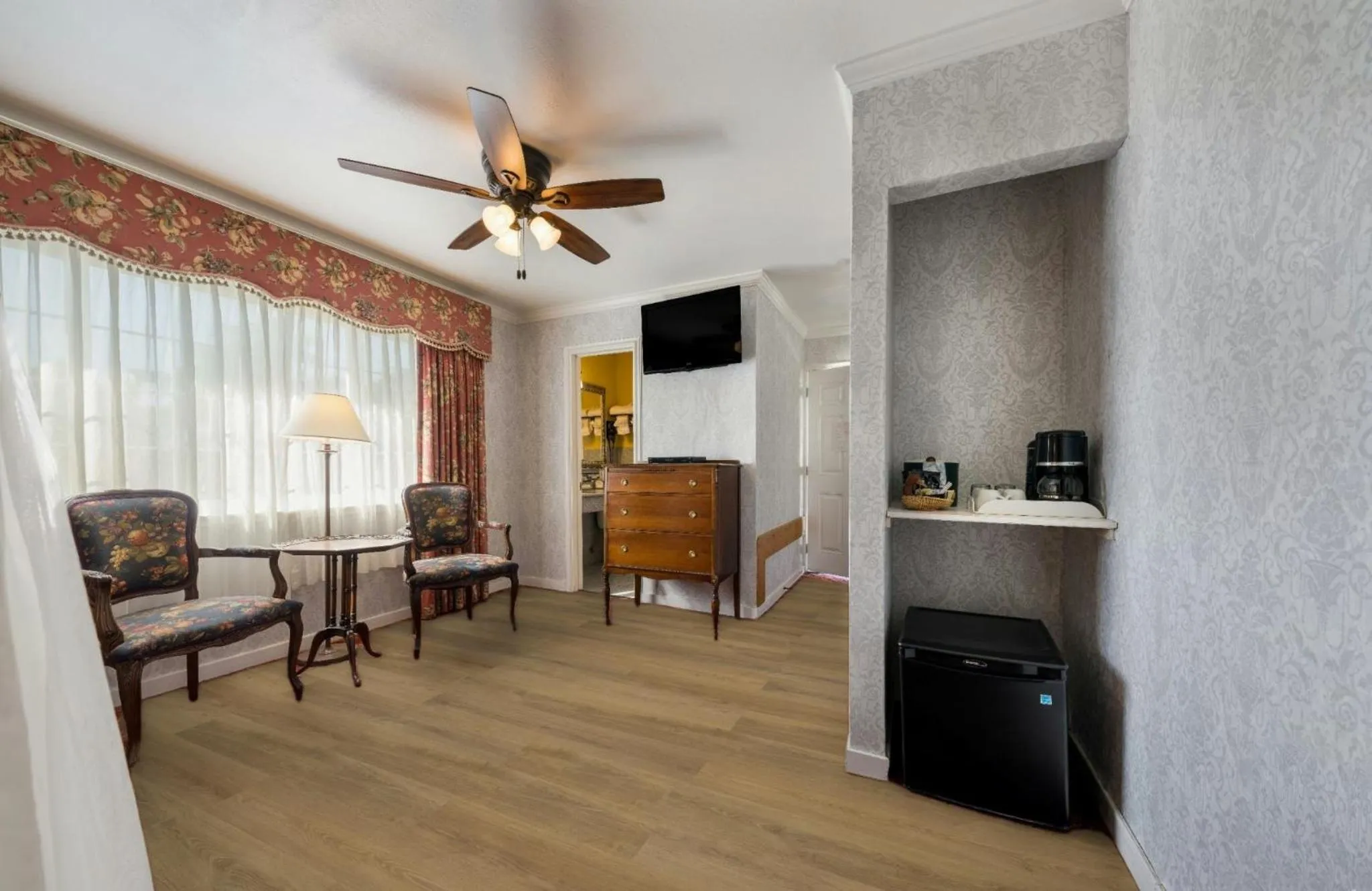 Living room in Carmel Inn & Suites