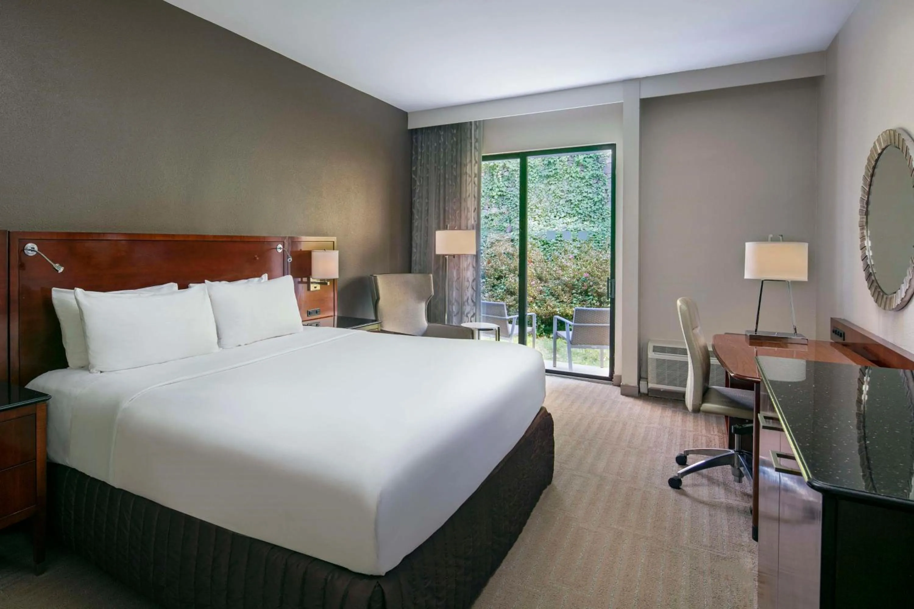 Bedroom, Bed in Sonesta Charlotte Lower South End