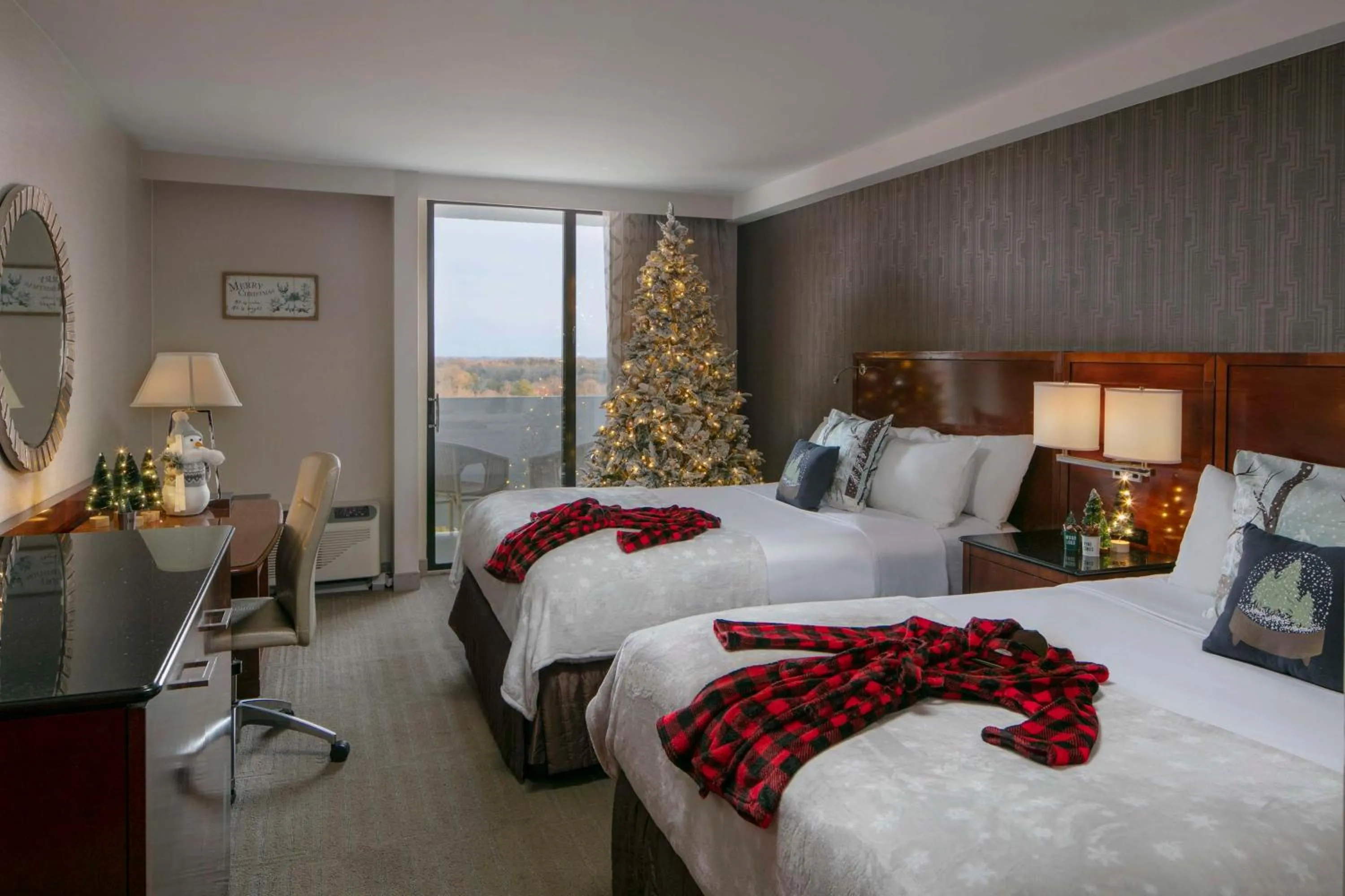 Photo of the whole room, Bed in Sonesta Charlotte Lower South End