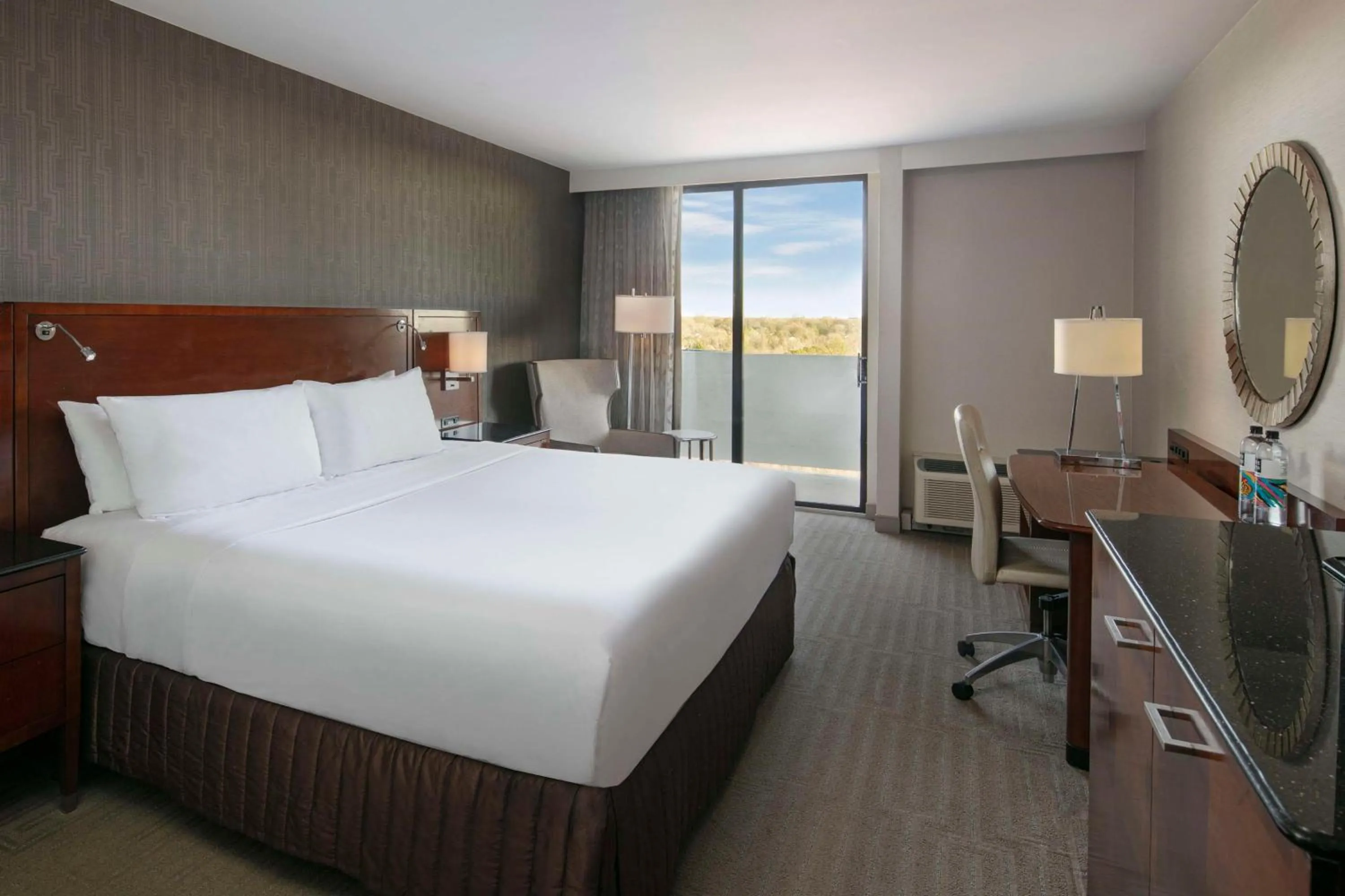 Bedroom, Bed in Sonesta Charlotte Lower South End