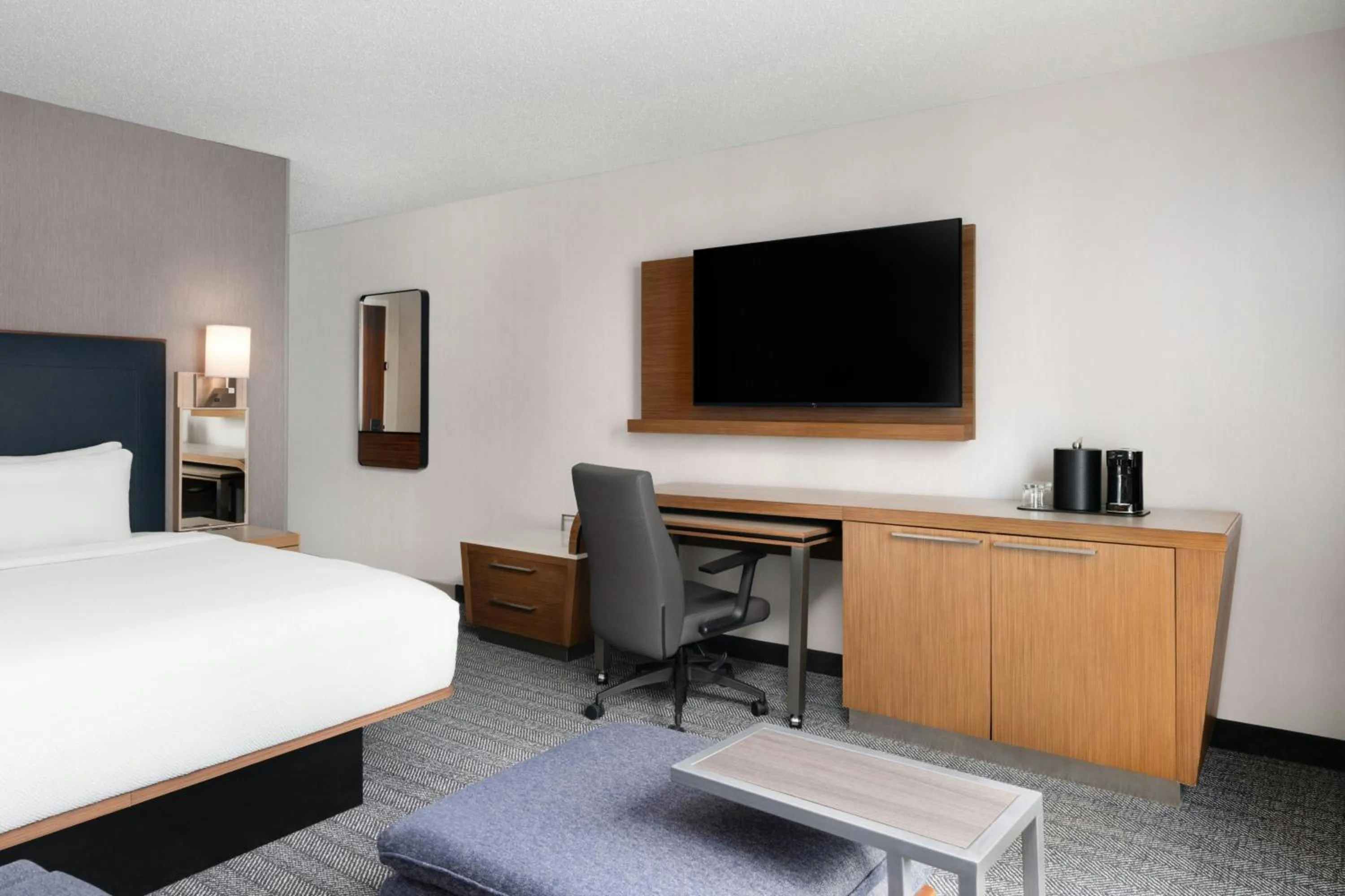 Photo of the whole room, Bed in Courtyard Charlotte City Center