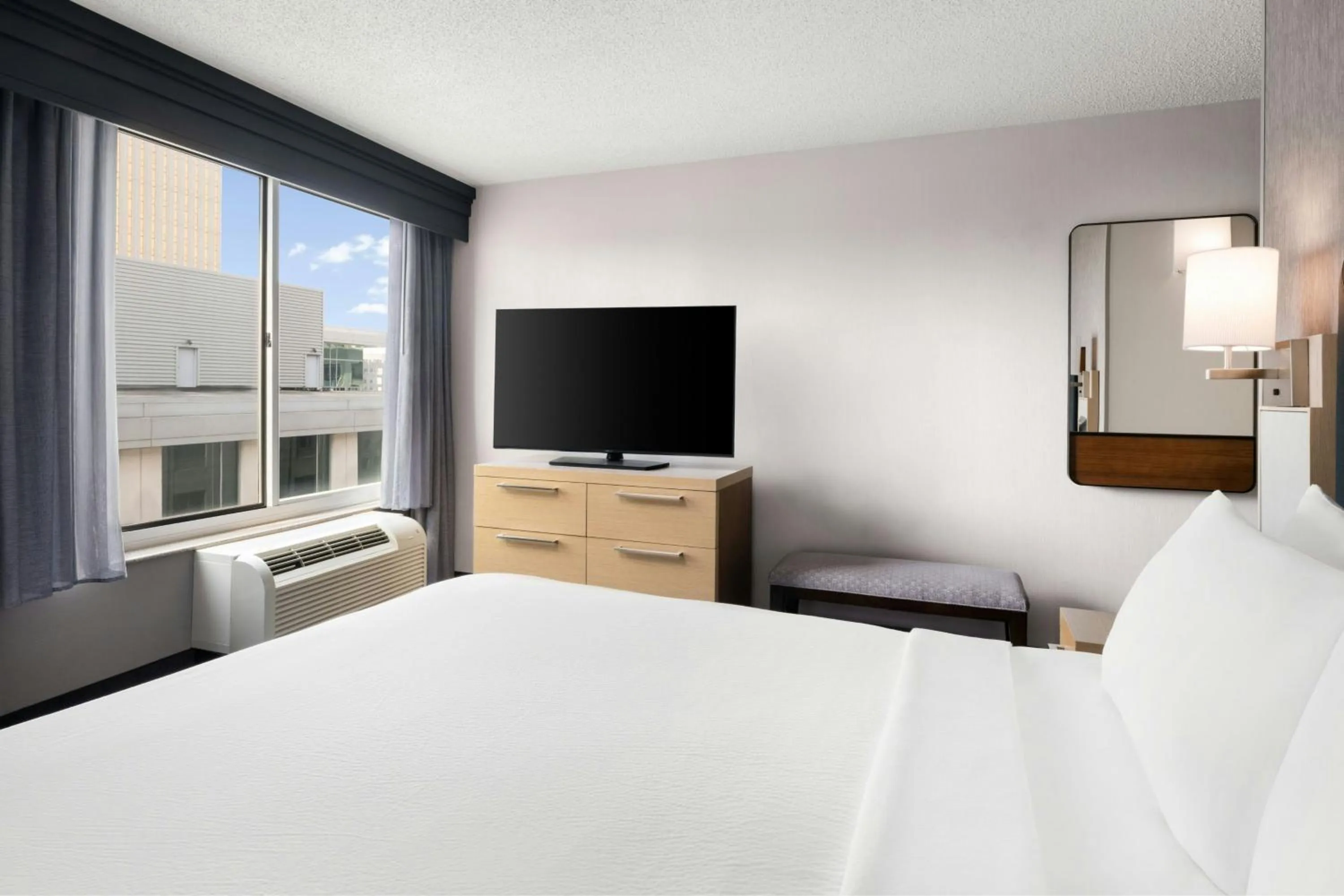 Bedroom, Bed in Courtyard Charlotte City Center