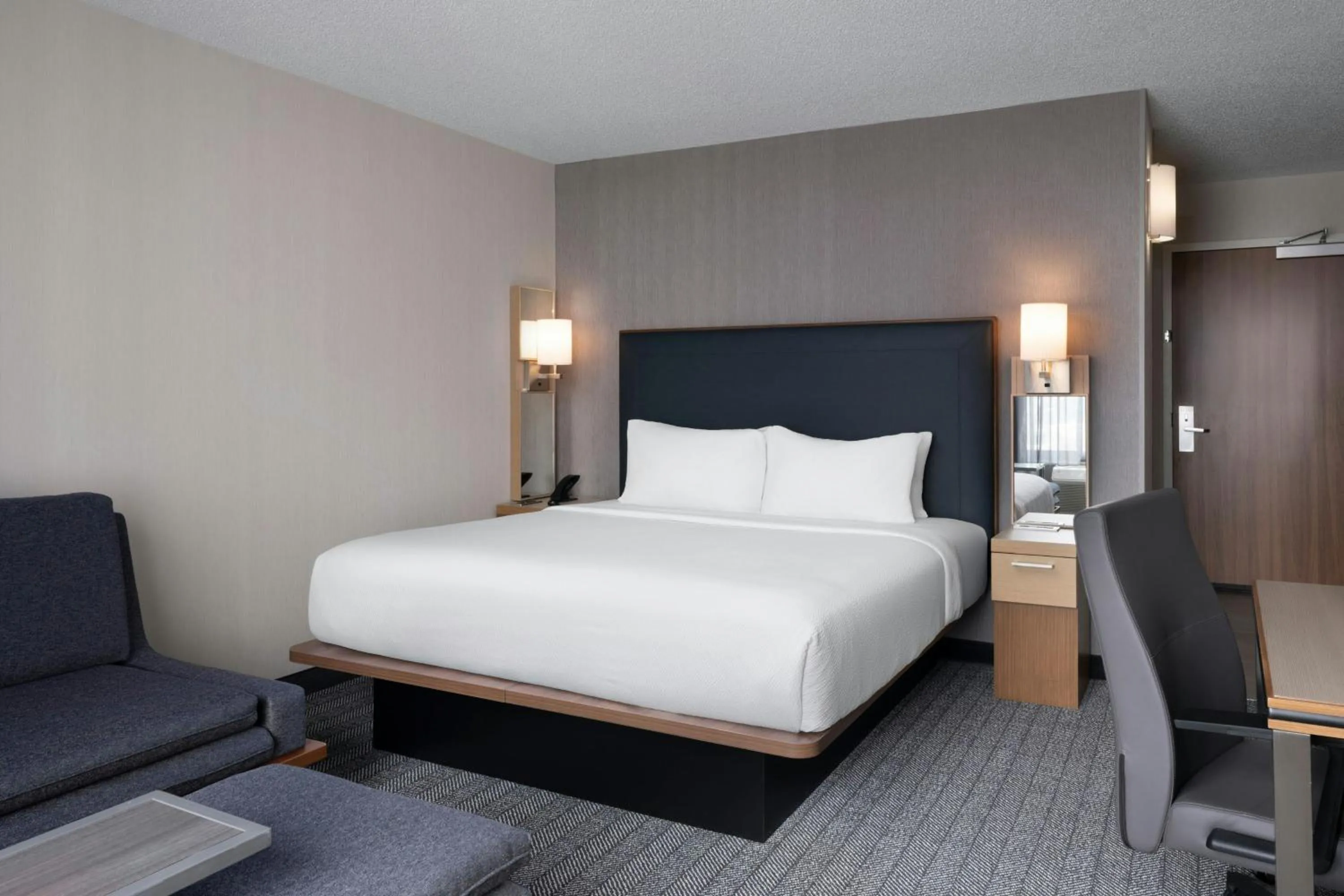 Photo of the whole room, Bed in Courtyard Charlotte City Center