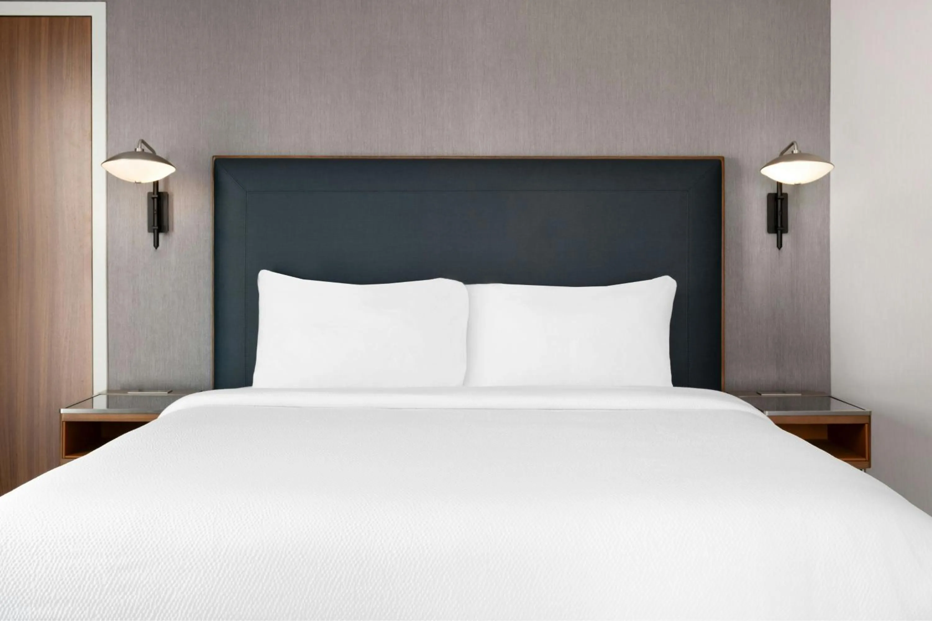 Photo of the whole room, Bed in Courtyard Charlotte City Center