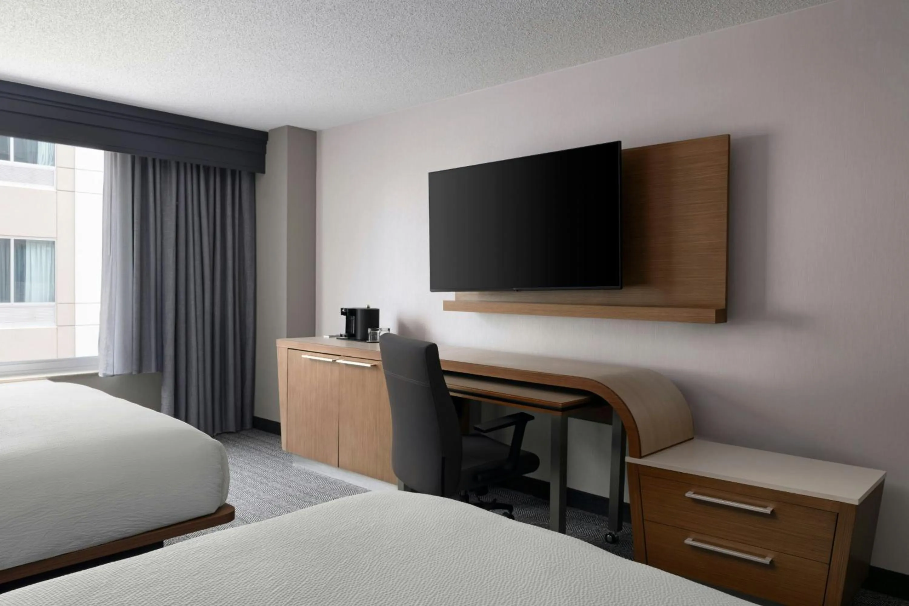 Photo of the whole room, Bed in Courtyard Charlotte City Center