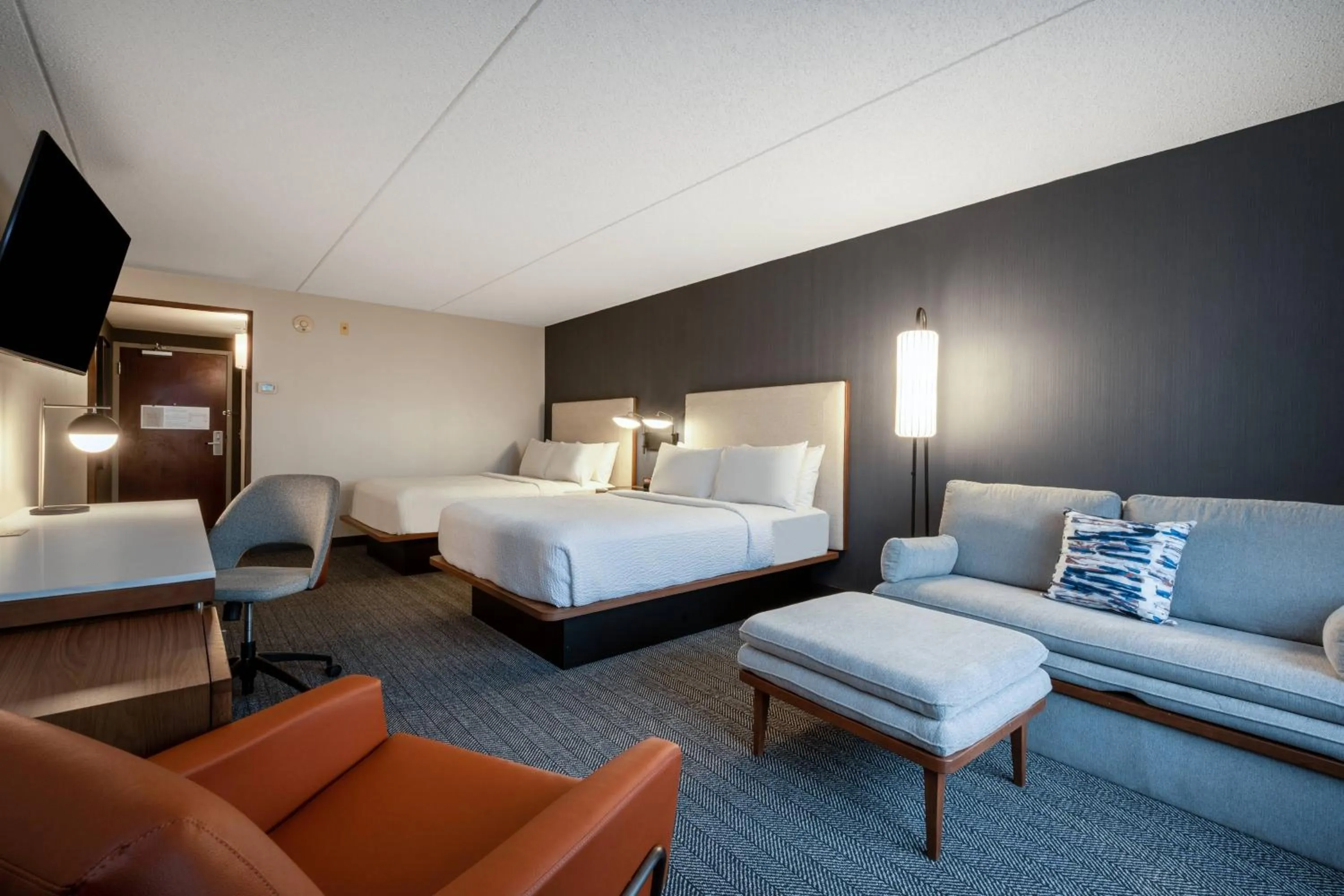Photo of the whole room, Bed in Courtyard Columbus Airport