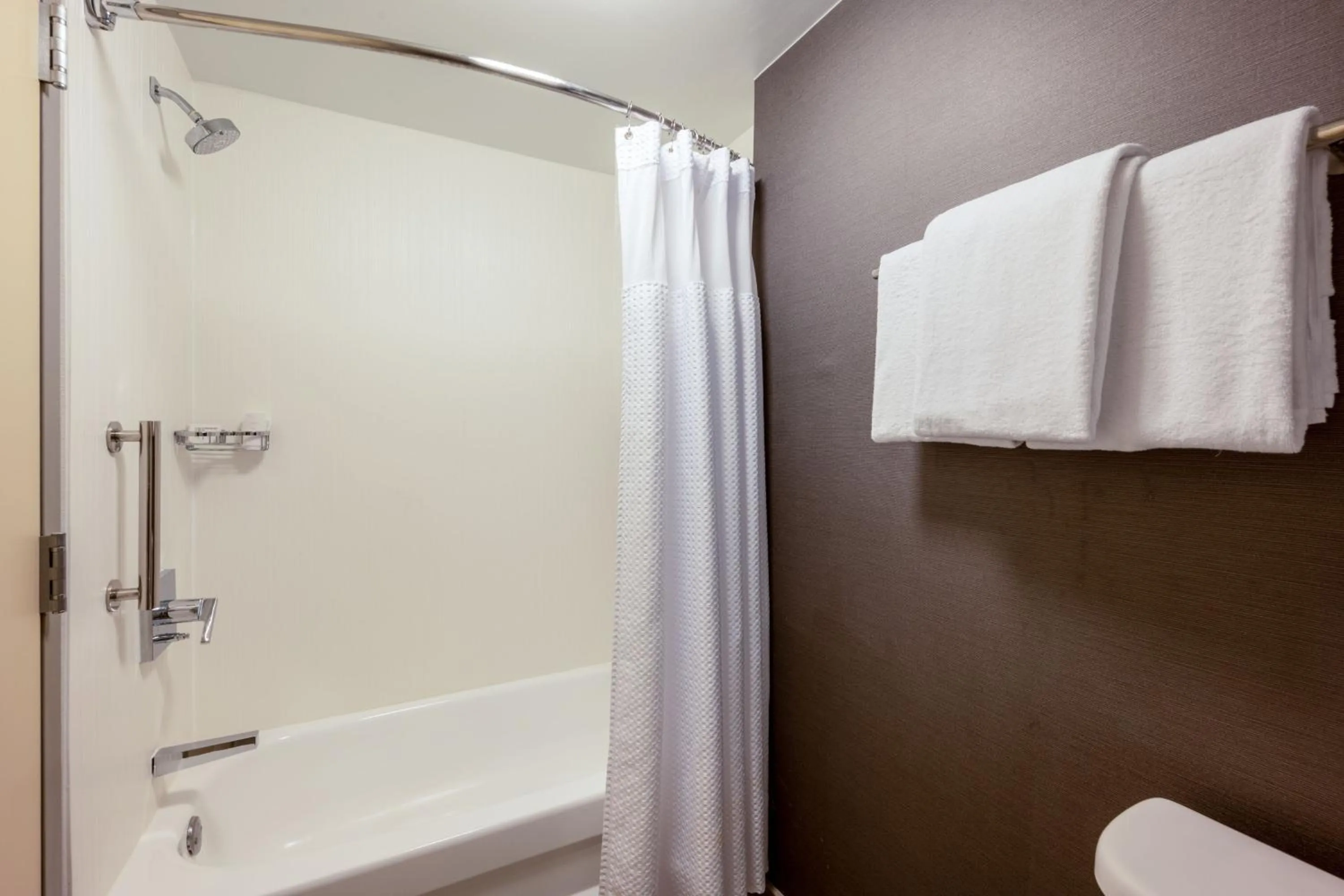 Bathroom in Courtyard Columbus Airport