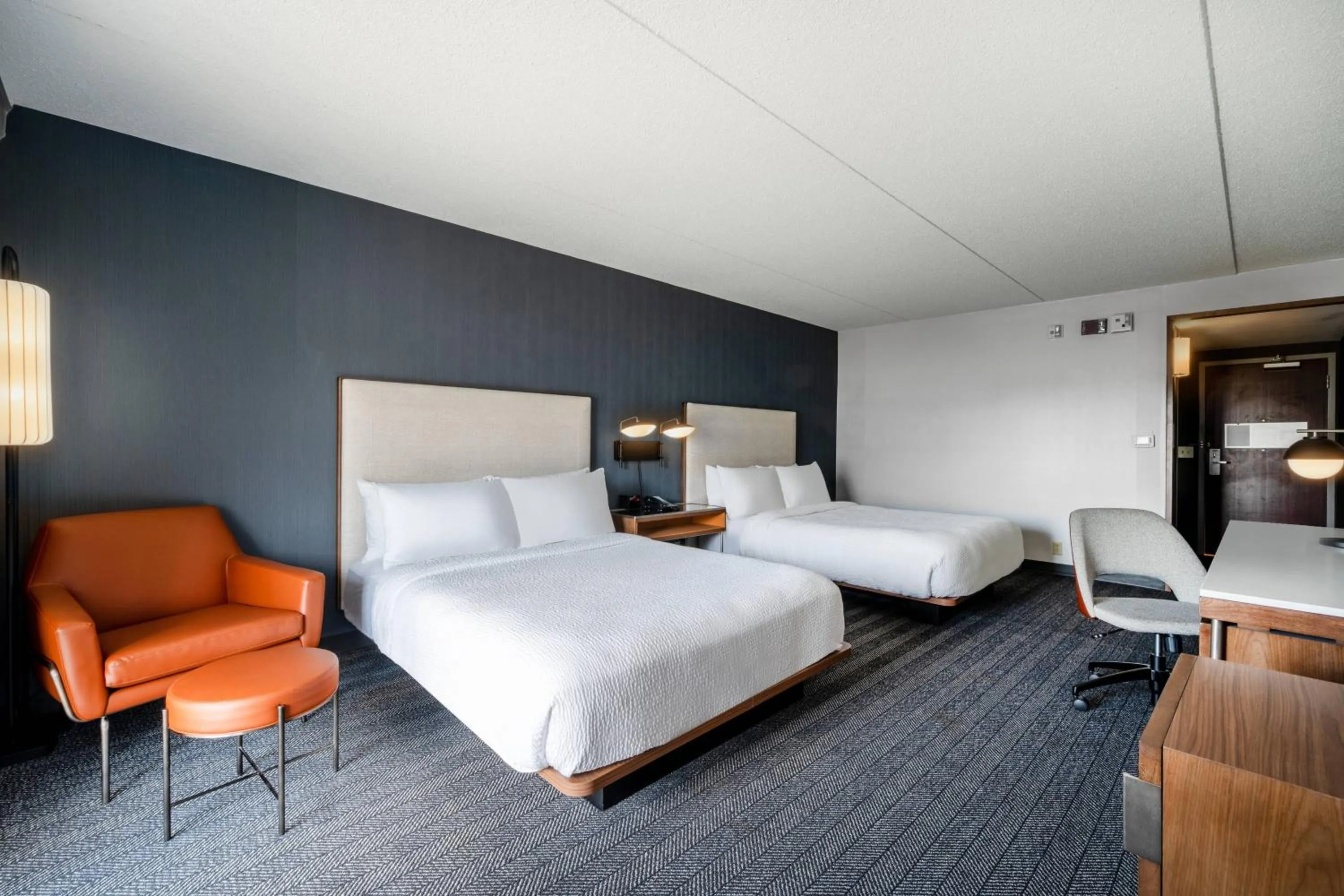 Photo of the whole room, Bed in Courtyard Columbus Airport