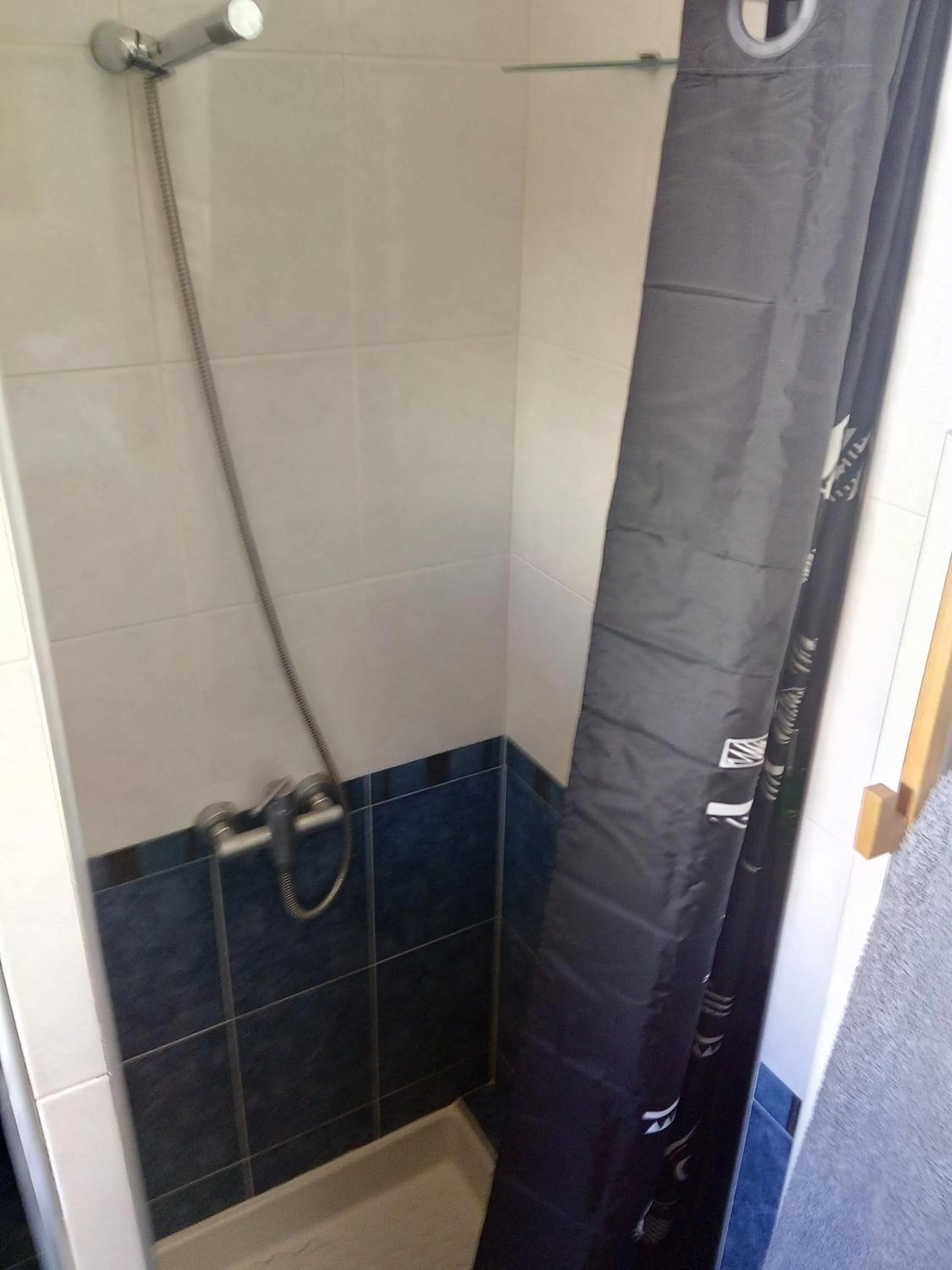 Shower in Patrick&Pierre Bed and Breakfast Nîmes