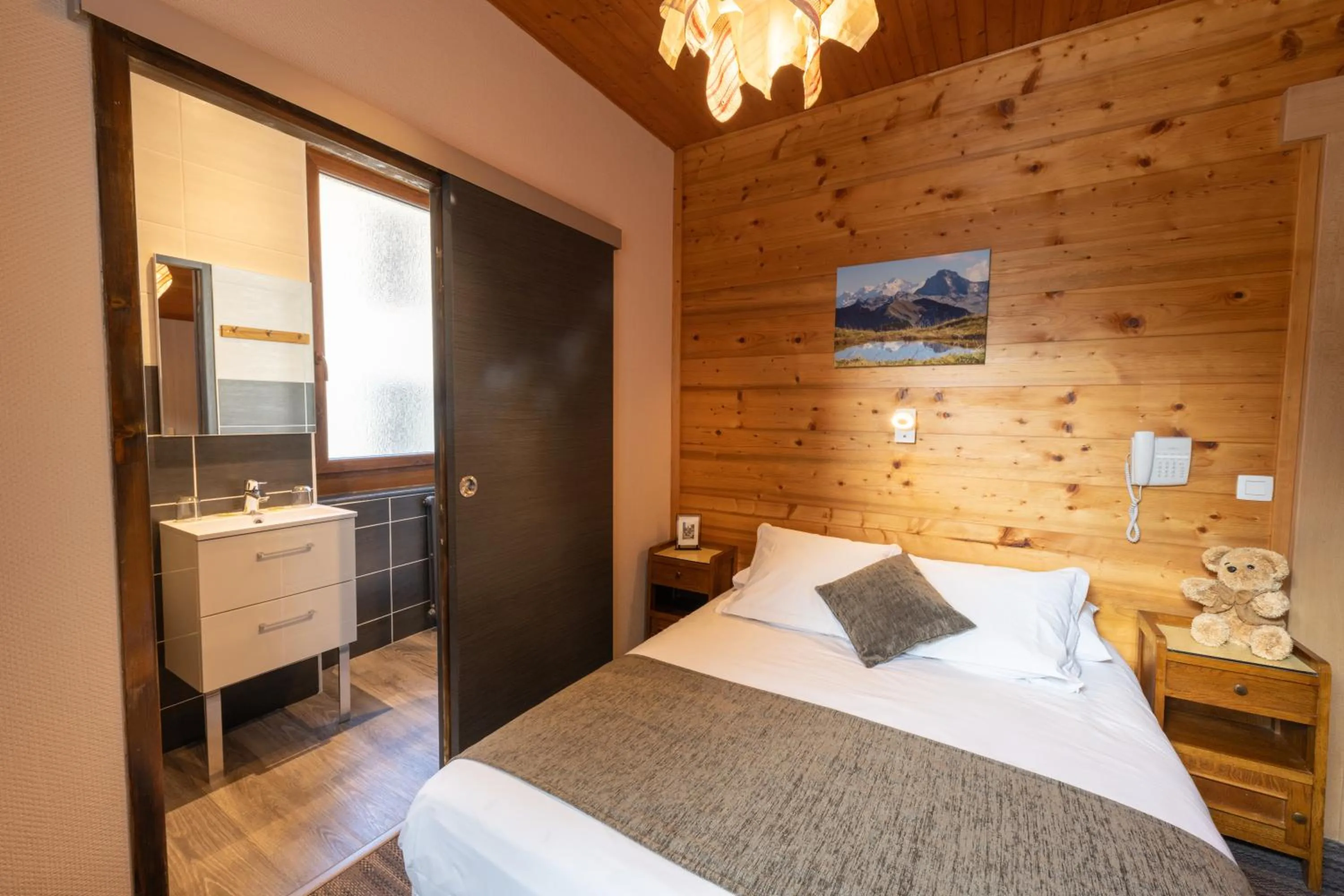 Bathroom, Bed in Hotel la Pointe Percee