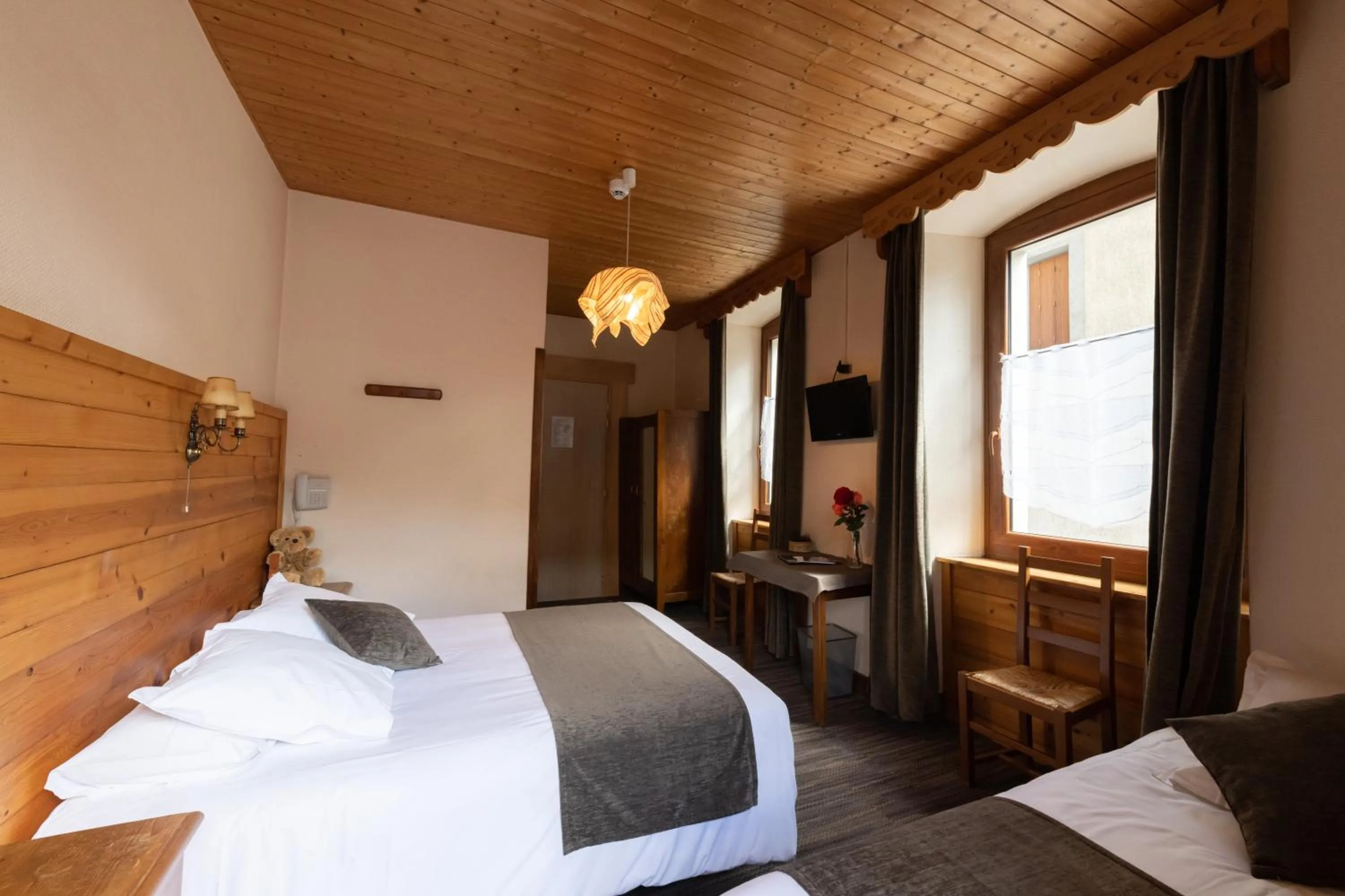 Photo of the whole room, Bed in Hotel la Pointe Percee