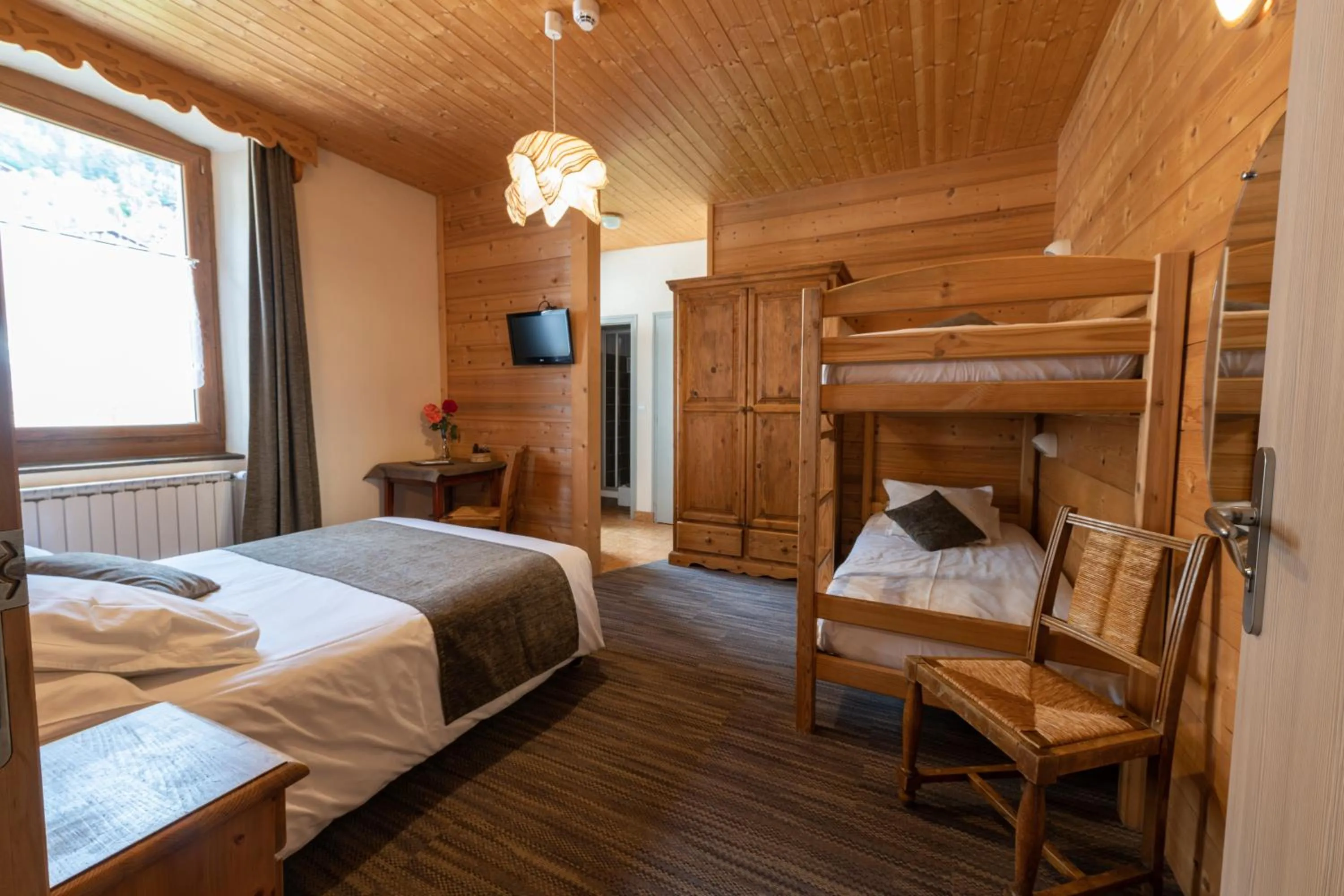 Photo of the whole room, Bed in Hotel la Pointe Percee