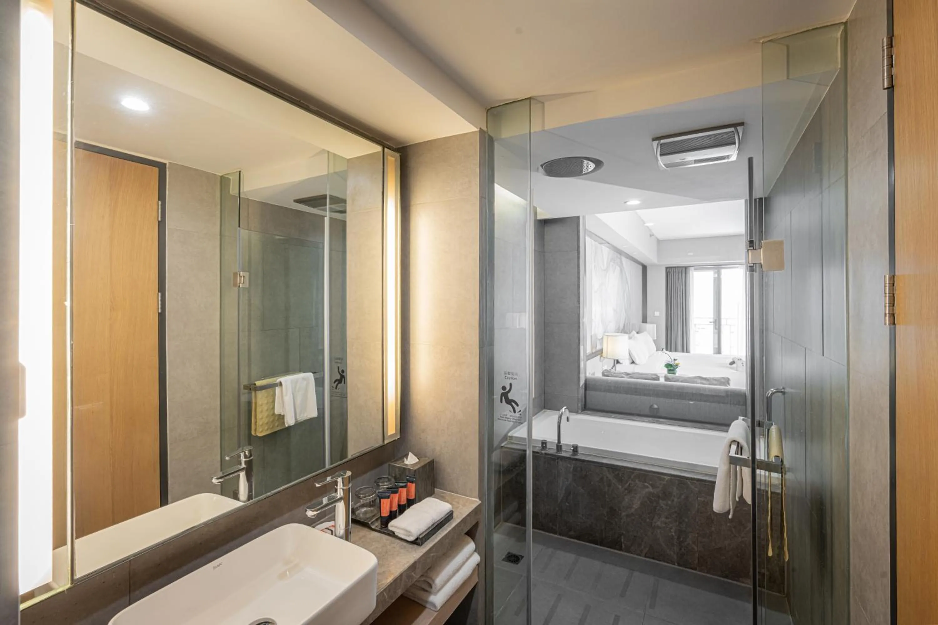 Shower, Bed in Riverdale Residence Xintiandi Shanghai