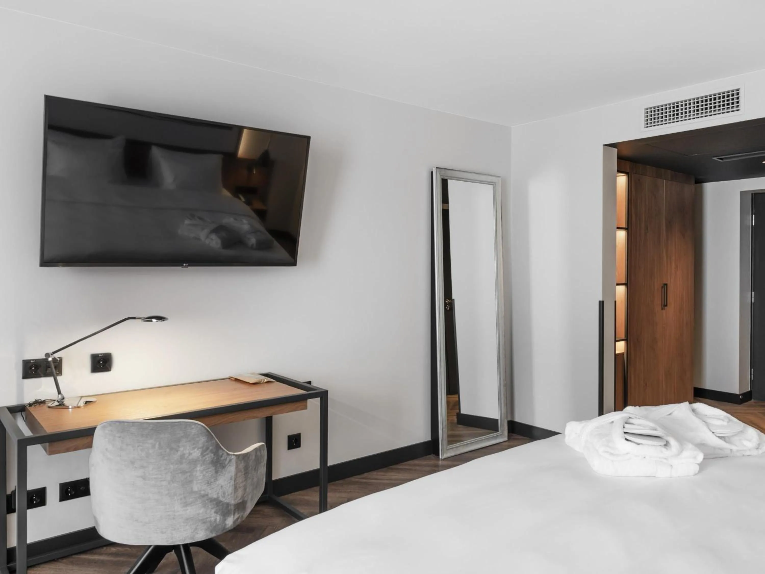 Bedroom, Bed in MERCURE KLAIPEDA CITY HOTEL, Meetings, Events, Restaurant & Bar - Accor Group, Pet Stay FREE