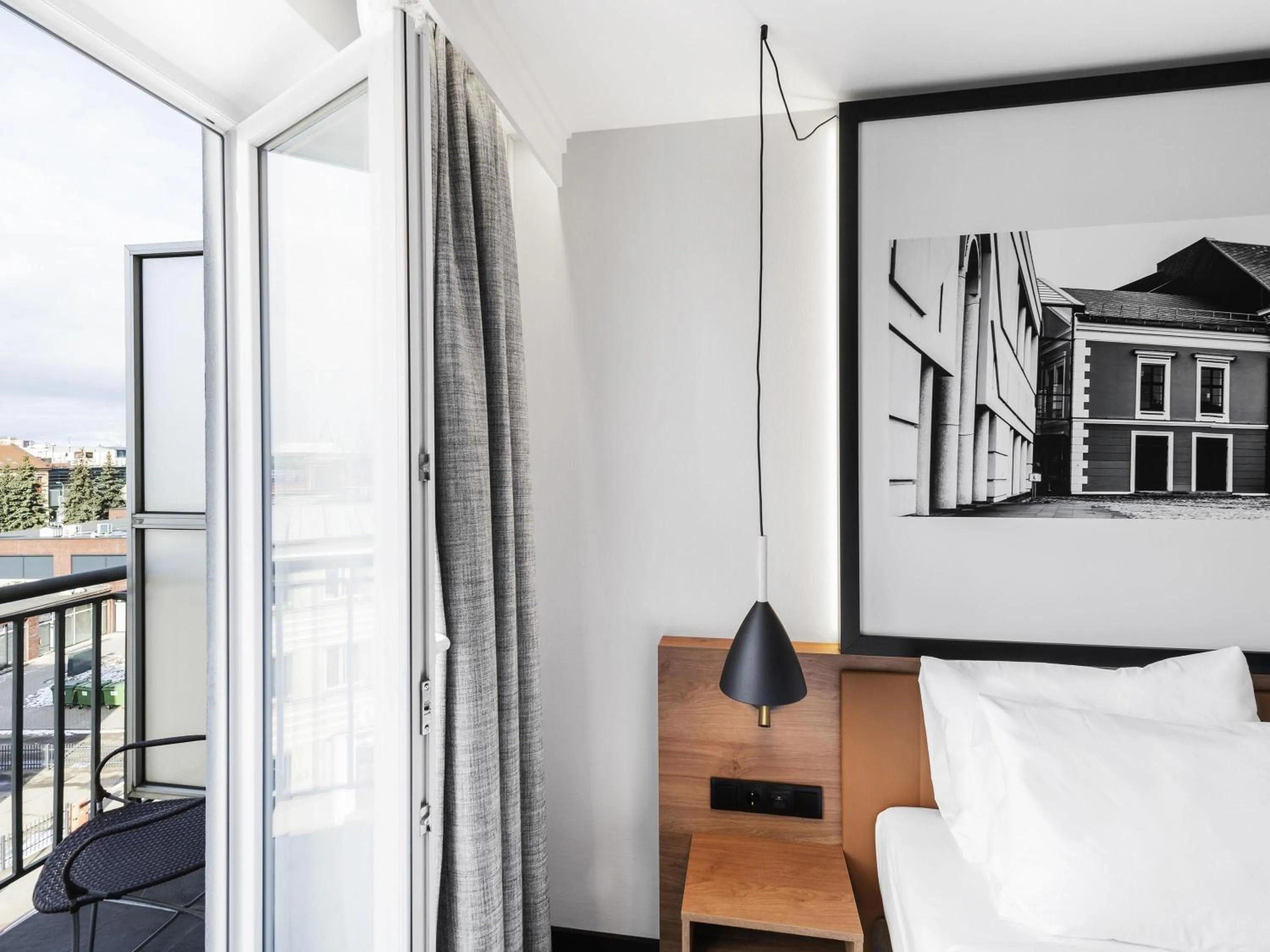 Property building, Bed in MERCURE KLAIPEDA CITY HOTEL, Meetings, Events, Restaurant & Bar - Accor Group, Pet Stay FREE