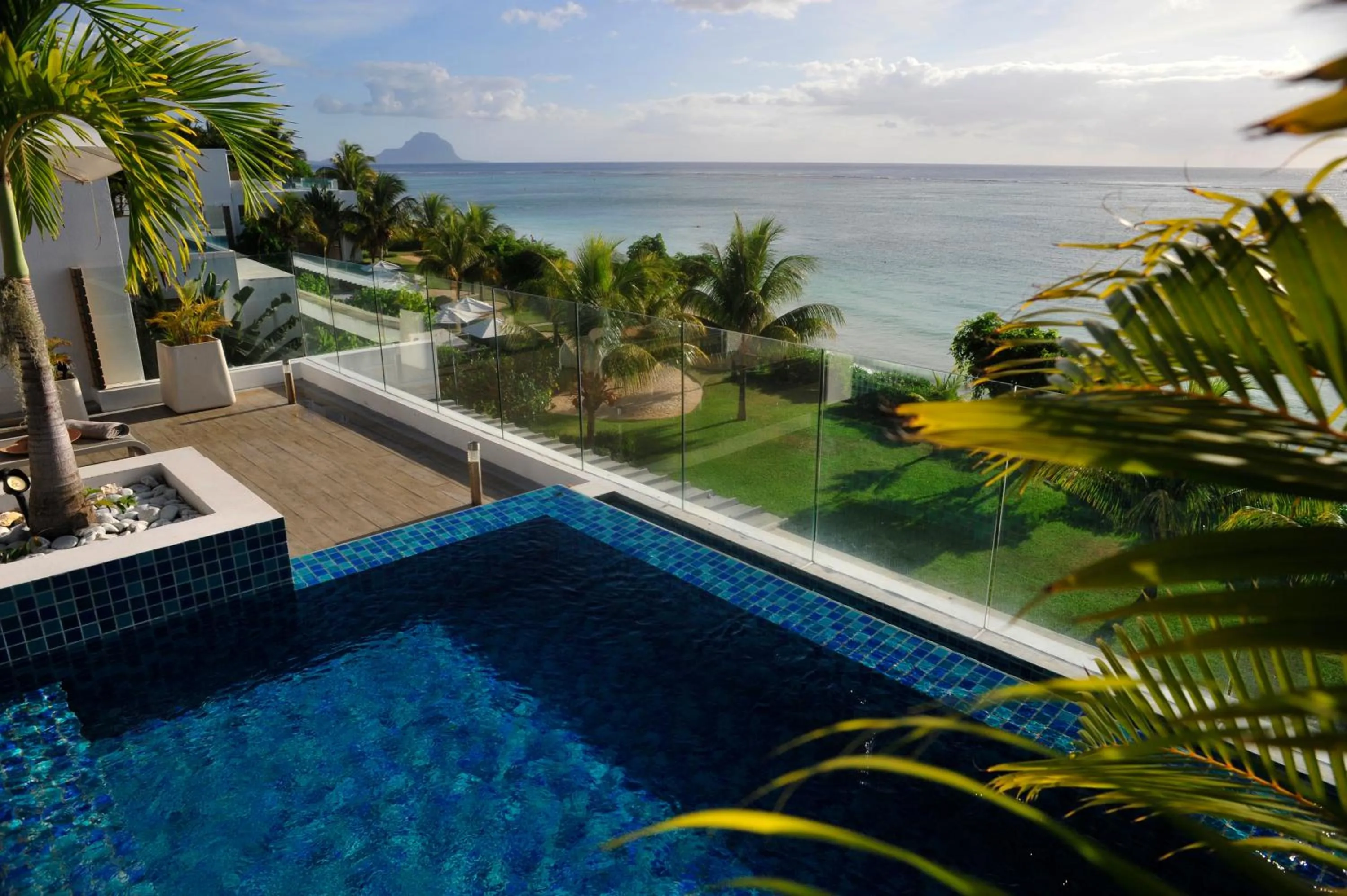 Cap Ouest Beachfront Luxury Penthouse & Apartment