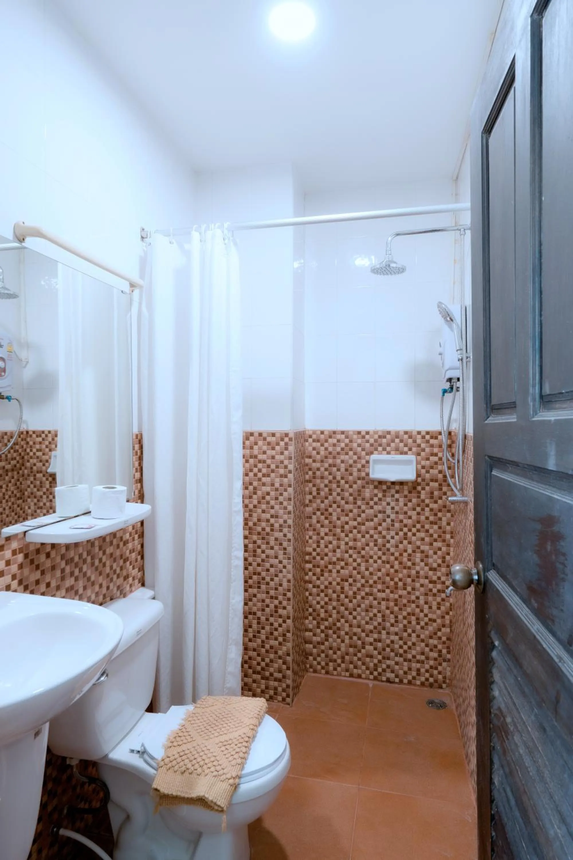 Shower in CM Night Bazaar Boutique Hotel - โรงแรม ซี เอ็ม ไนท์บาซาร์ บูทีค