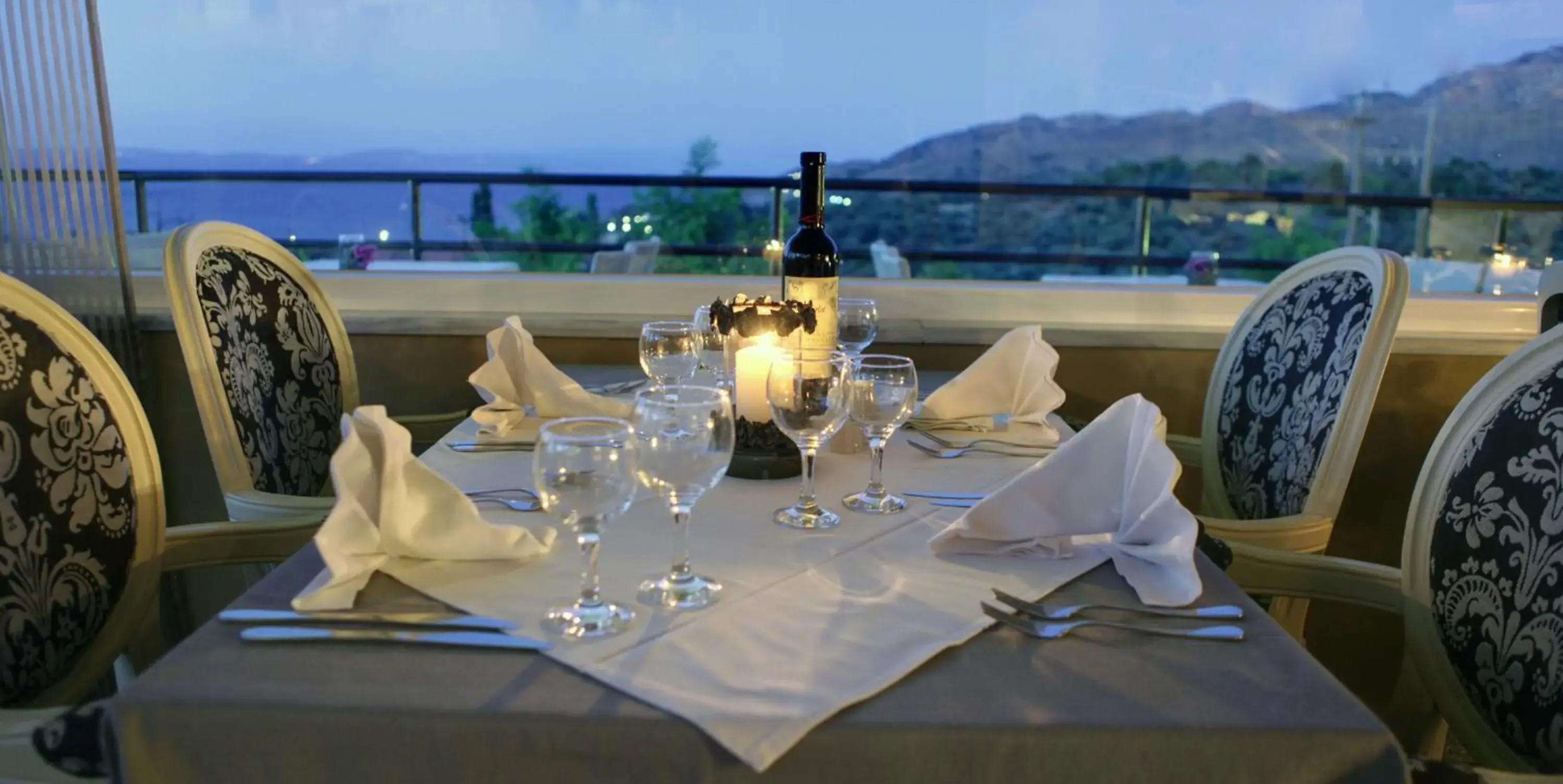 Restaurant/places to eat in Sunrise Resort Hotel Restaurant/places to eat in Sunrise Resort Hotel