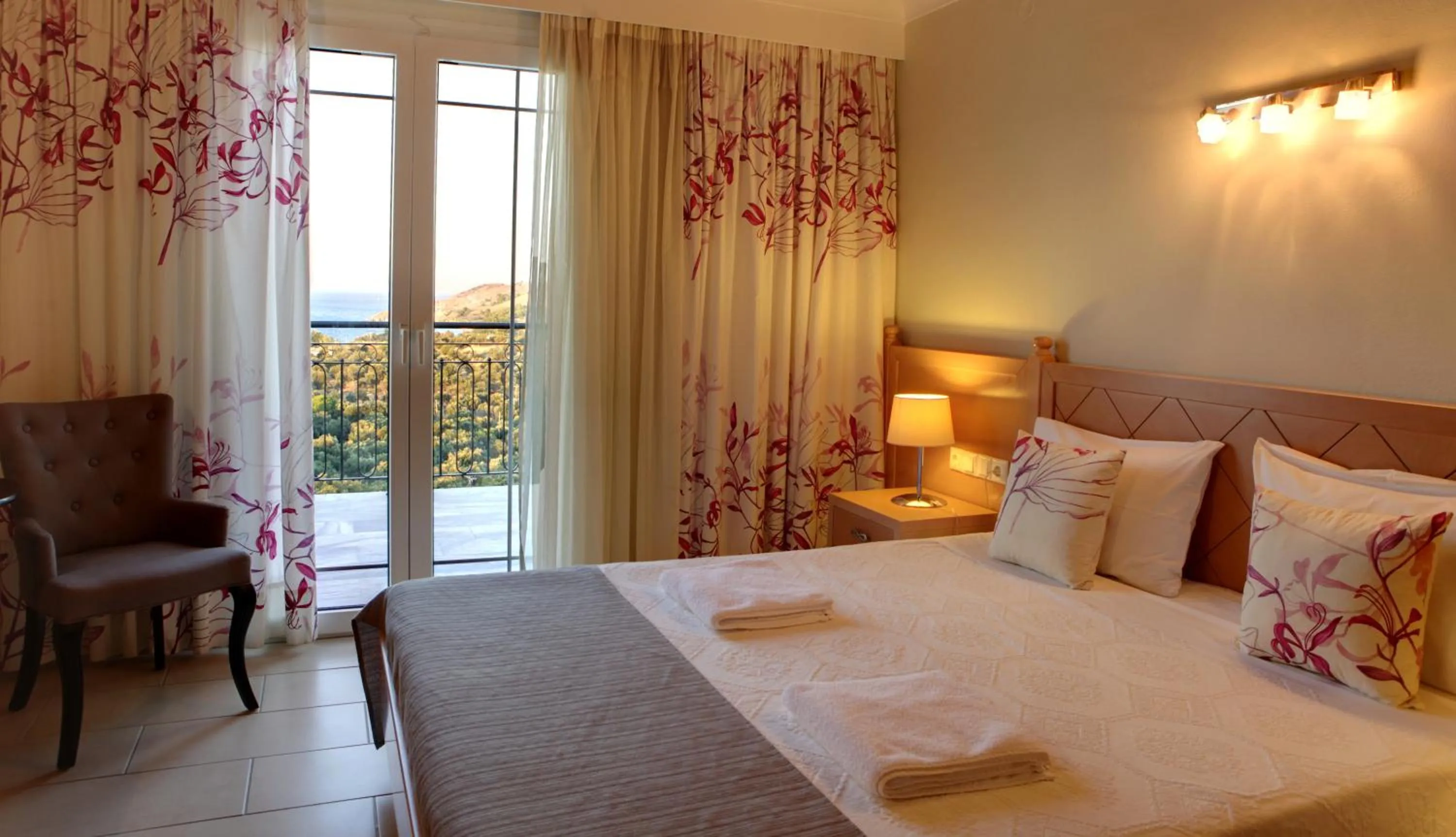 Photo of the whole room, Bed in Sunrise Resort Hotel