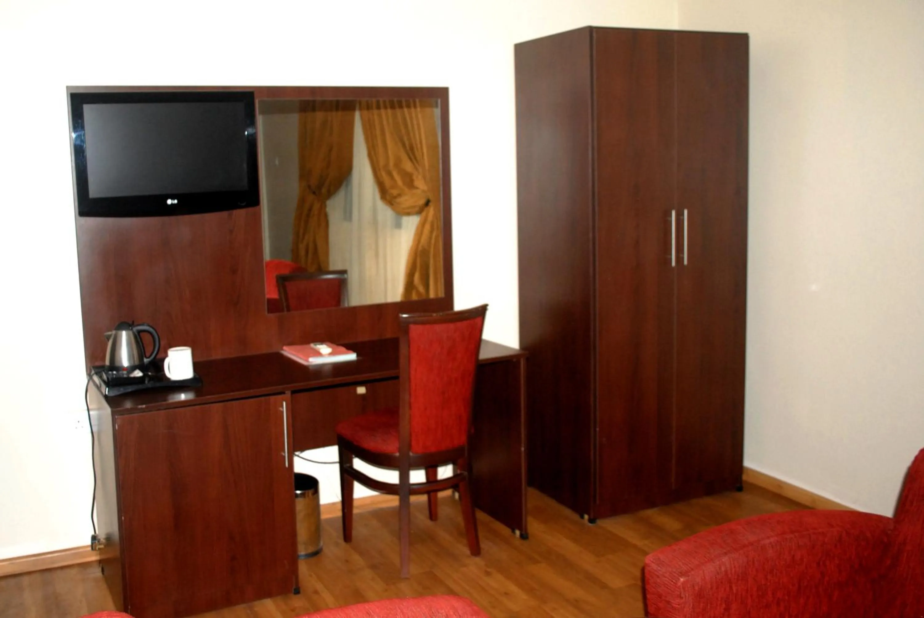 Coffee/tea facilities in Grand Inn & Suites