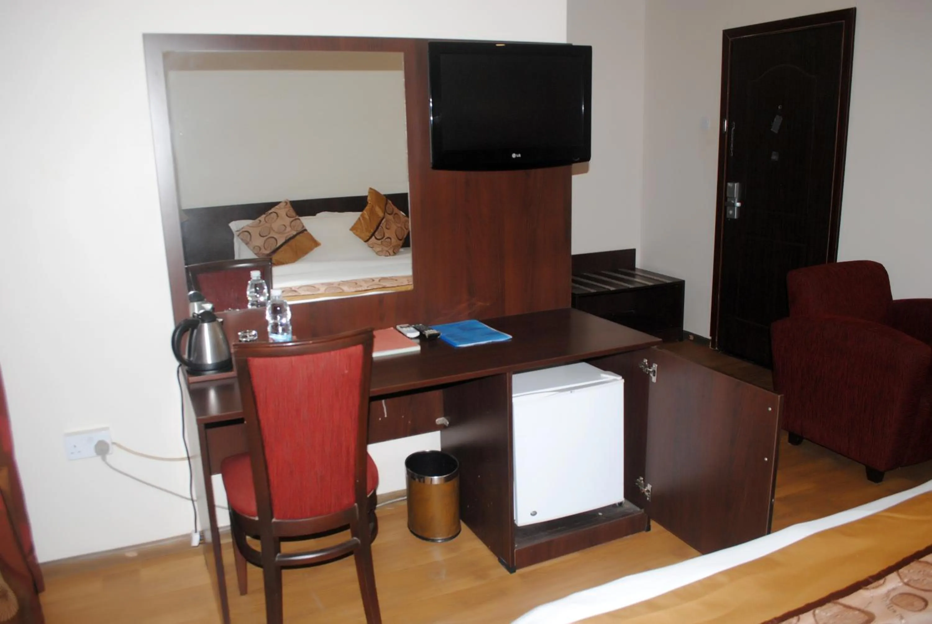 TV and multimedia in Grand Inn & Suites