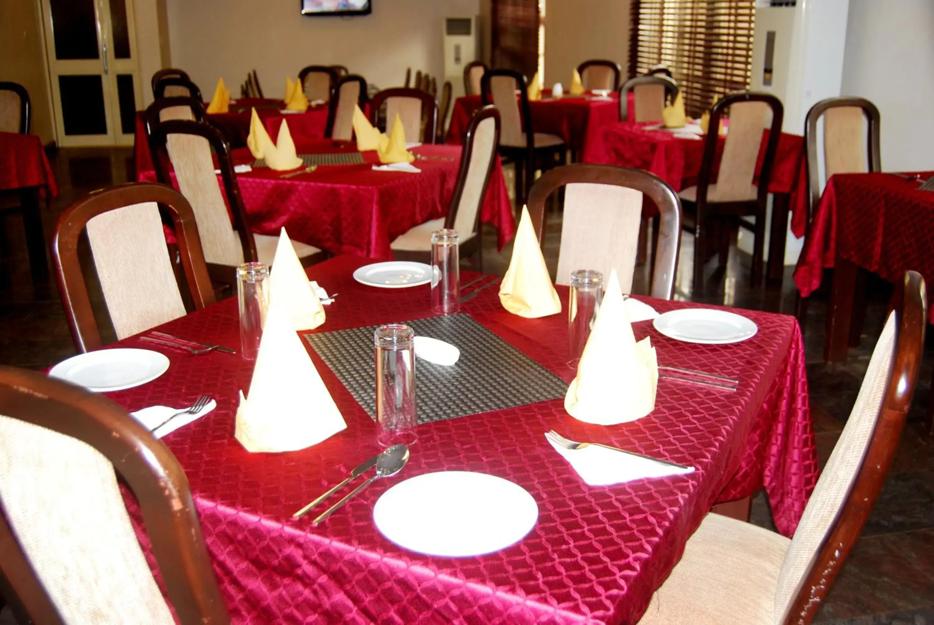 Restaurant/places to eat in Grand Inn & Suites Restaurant/places to eat in Grand Inn & Suites