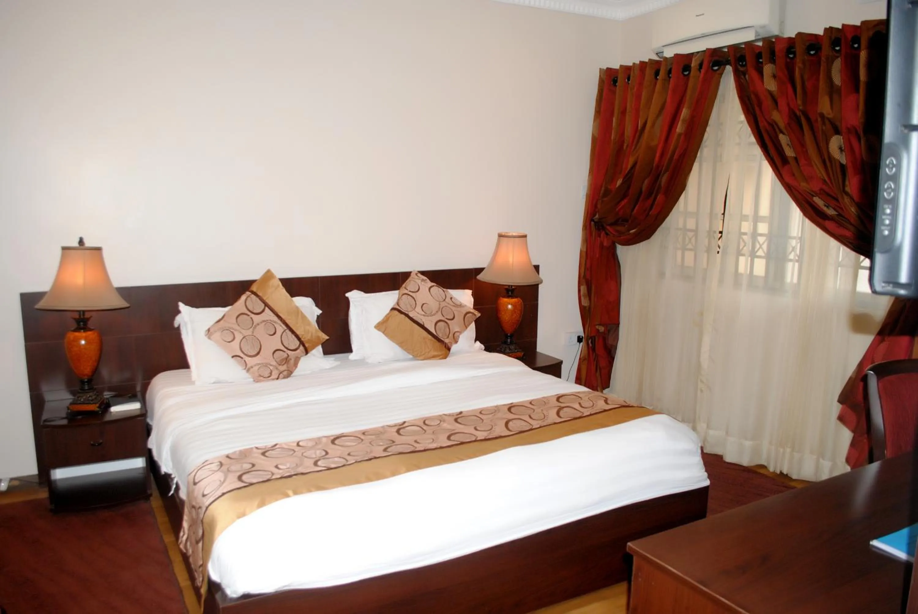 Bedroom, Bed in Grand Inn & Suites