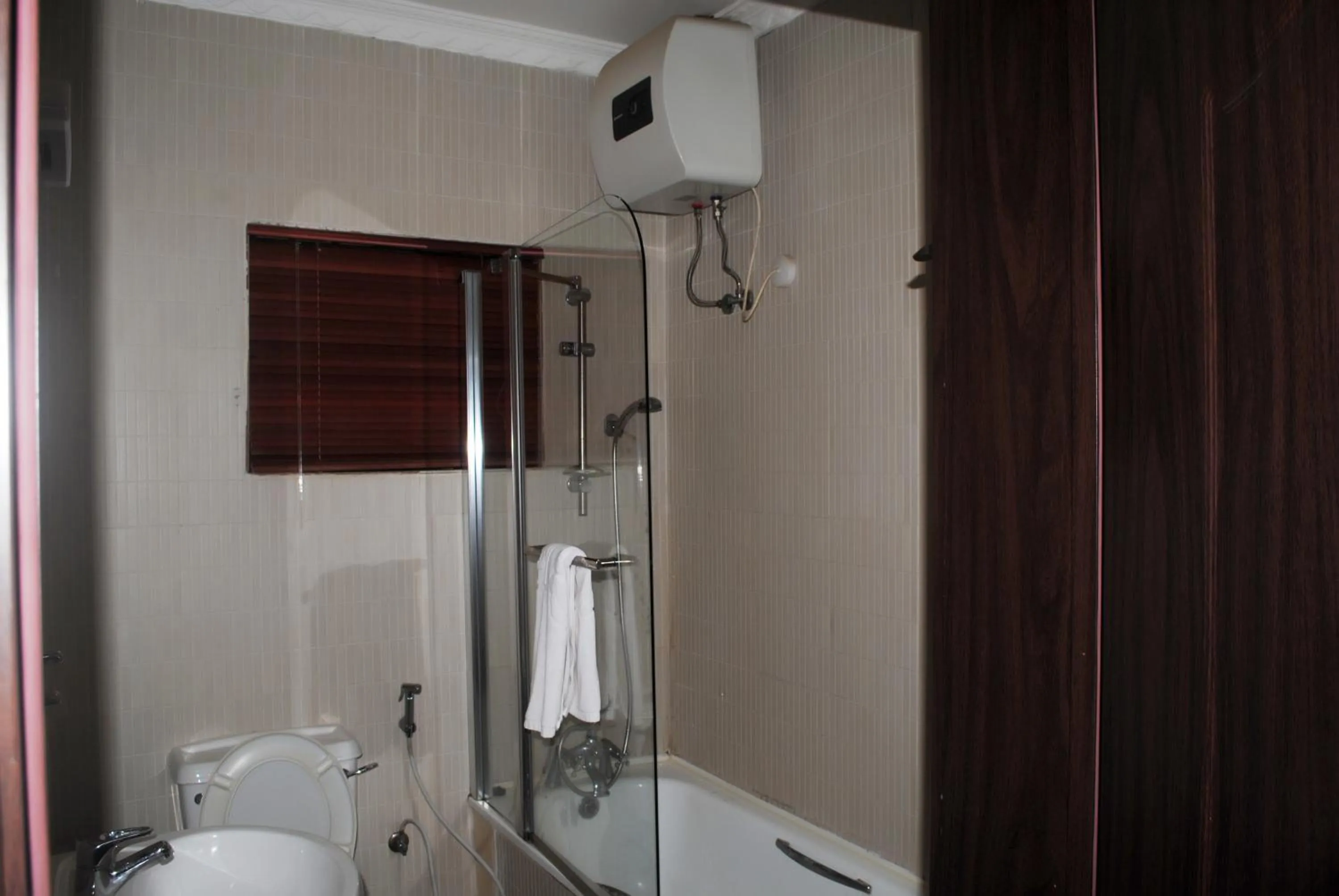 Shower in Grand Inn & Suites