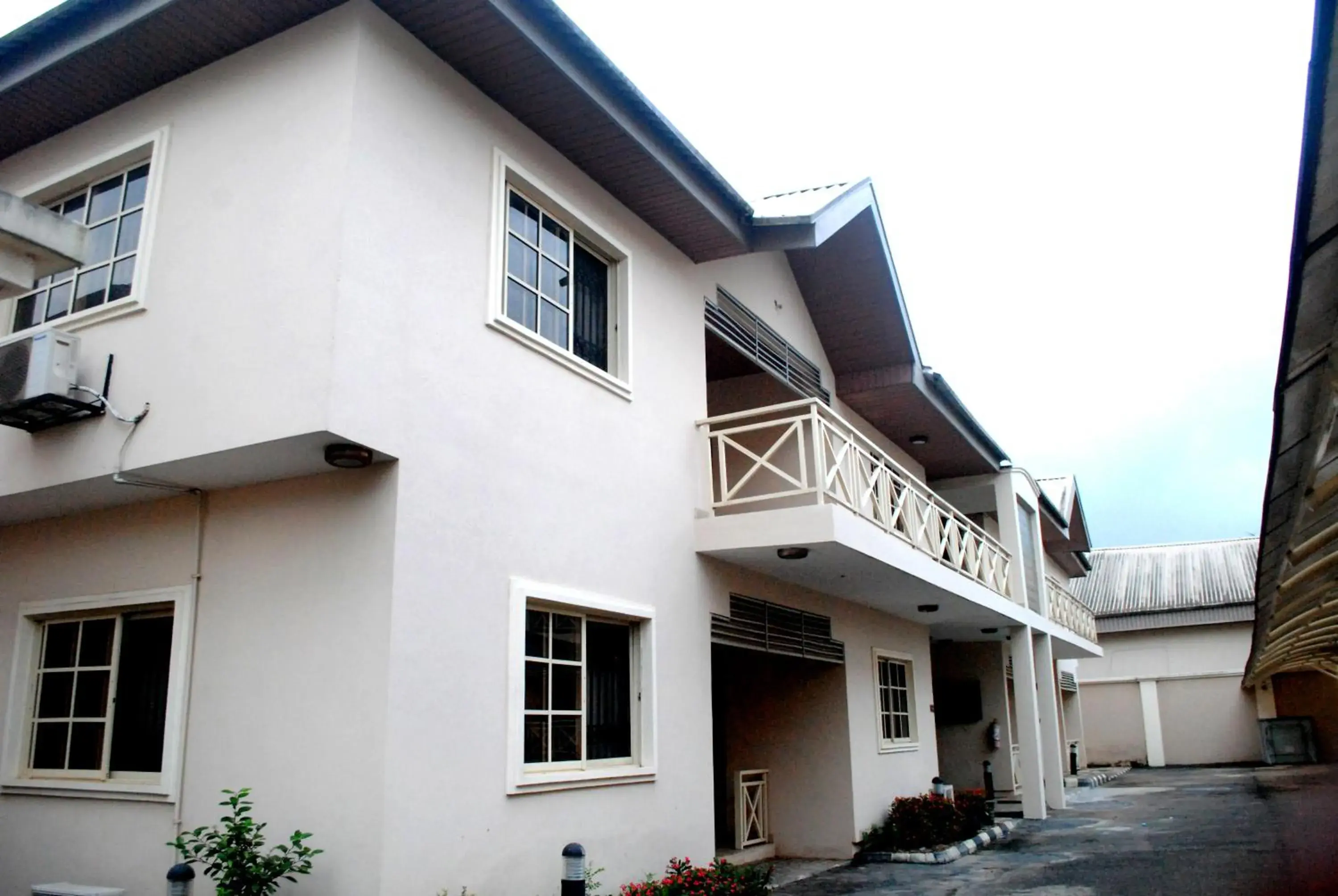 Property building in Grand Inn & Suites Property building in Grand Inn & Suites