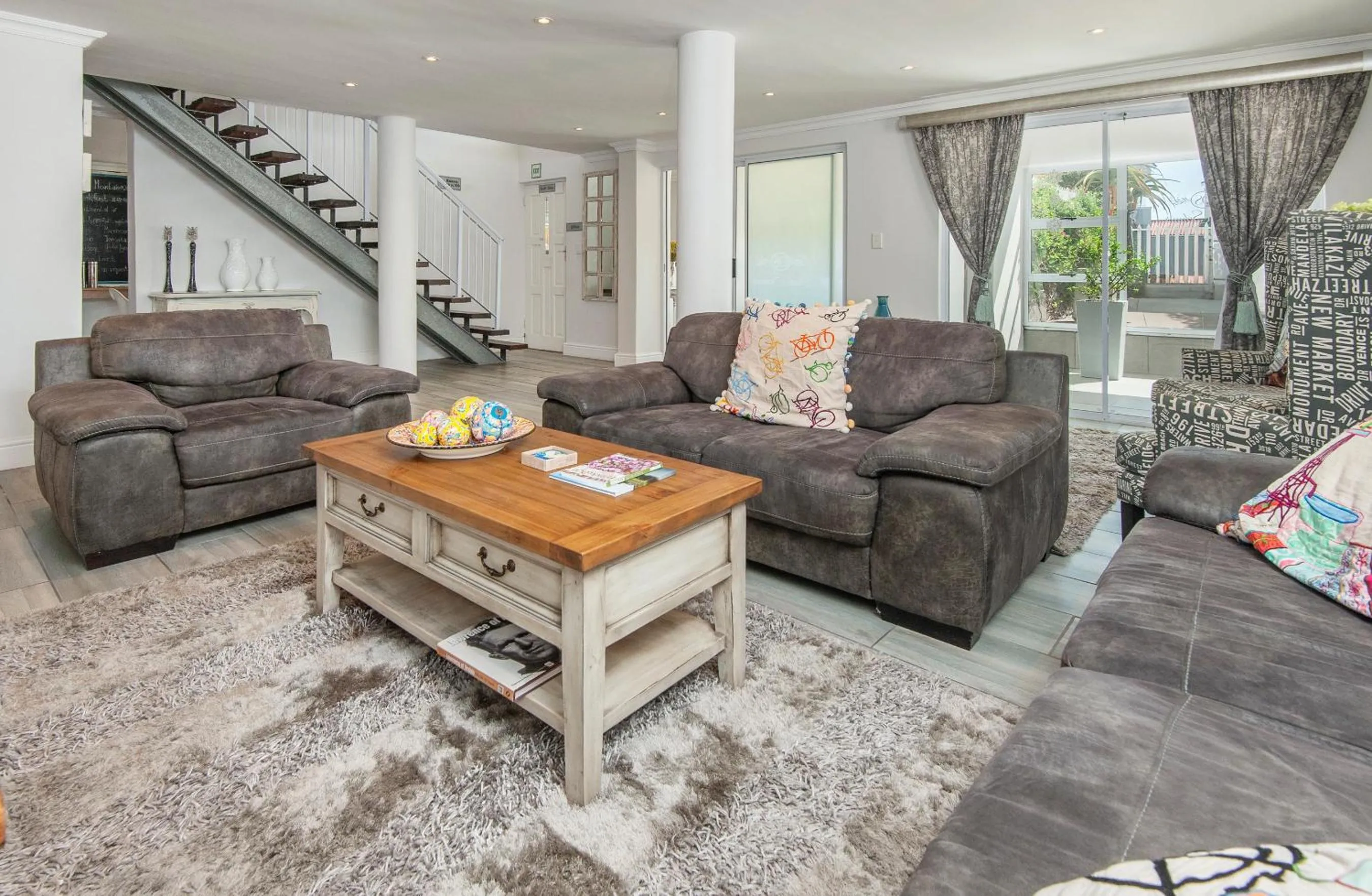 Communal lounge/ TV room in Oude Schuur Boutique Guesthouse