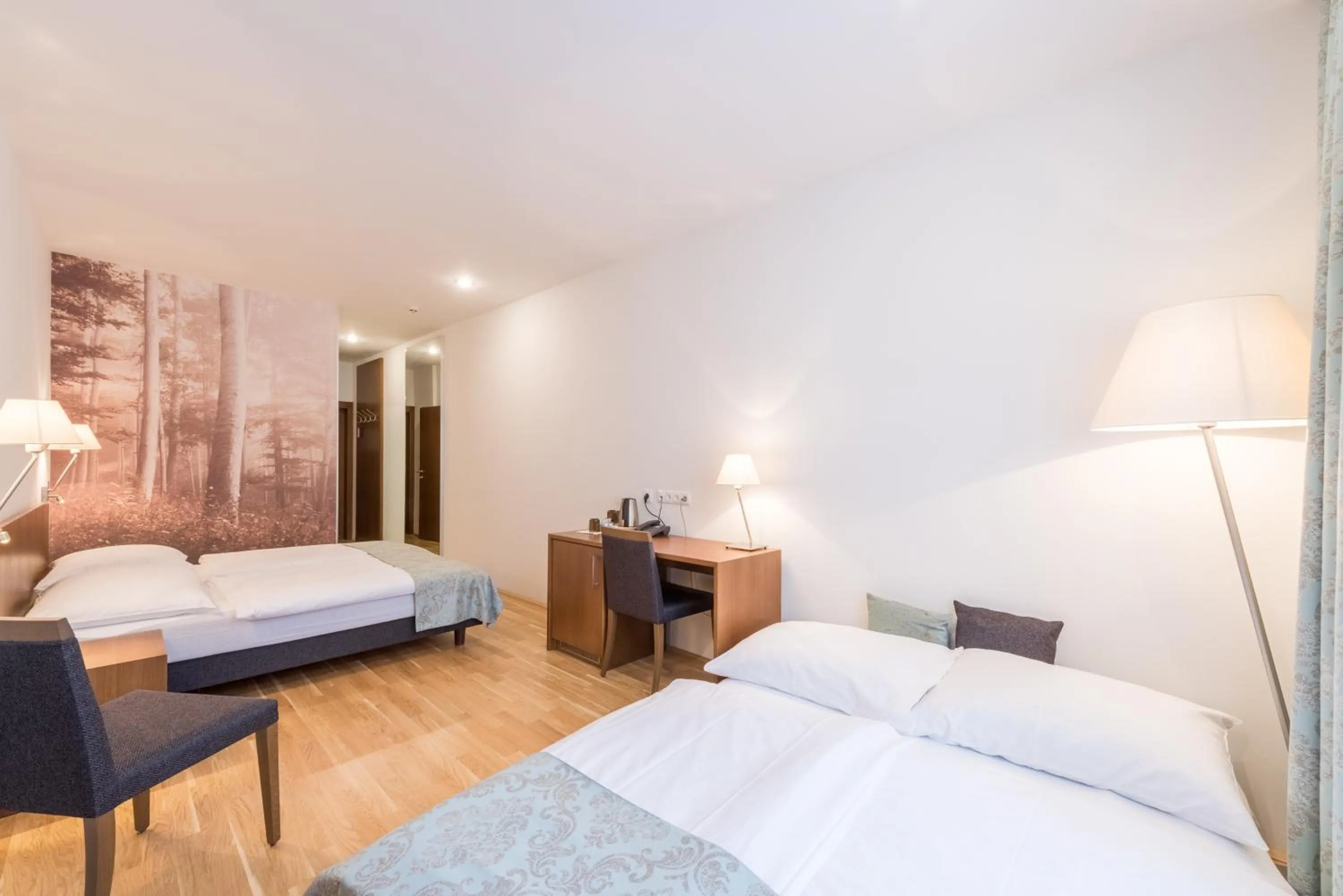 Photo of the whole room, Bed in Benediktushaus im Schottenstift