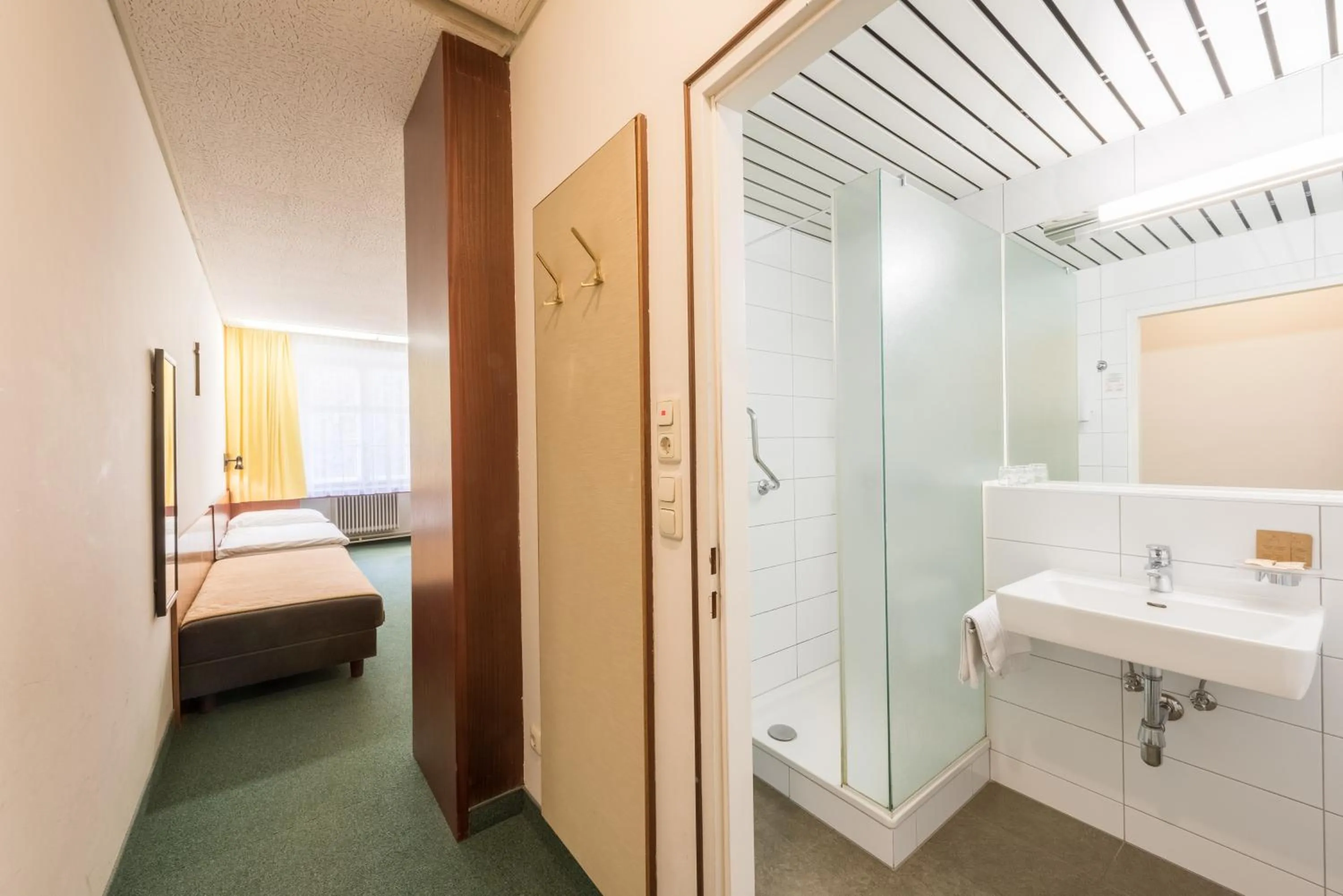 Photo of the whole room, Bed in Benediktushaus im Schottenstift