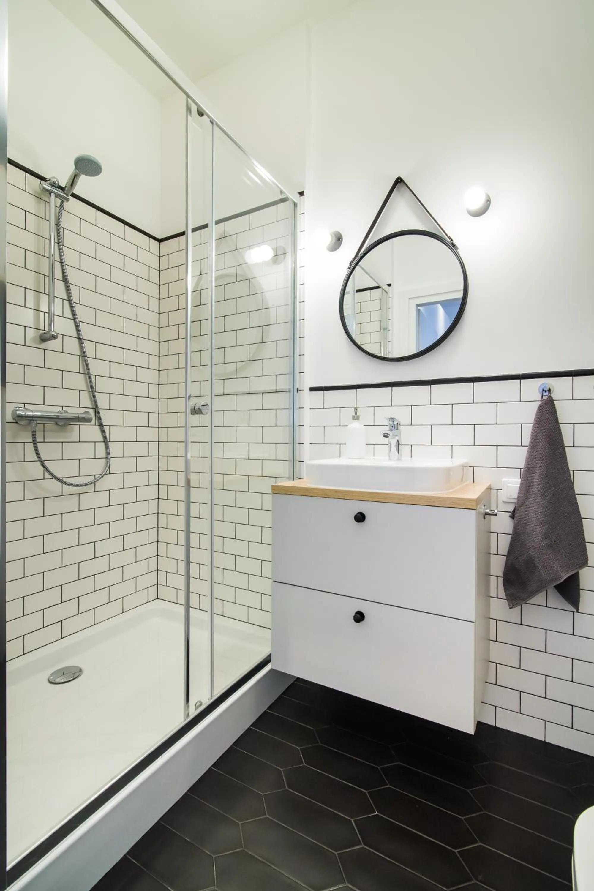 Shower in ShortStayPoland Niepodleglosci (B46)