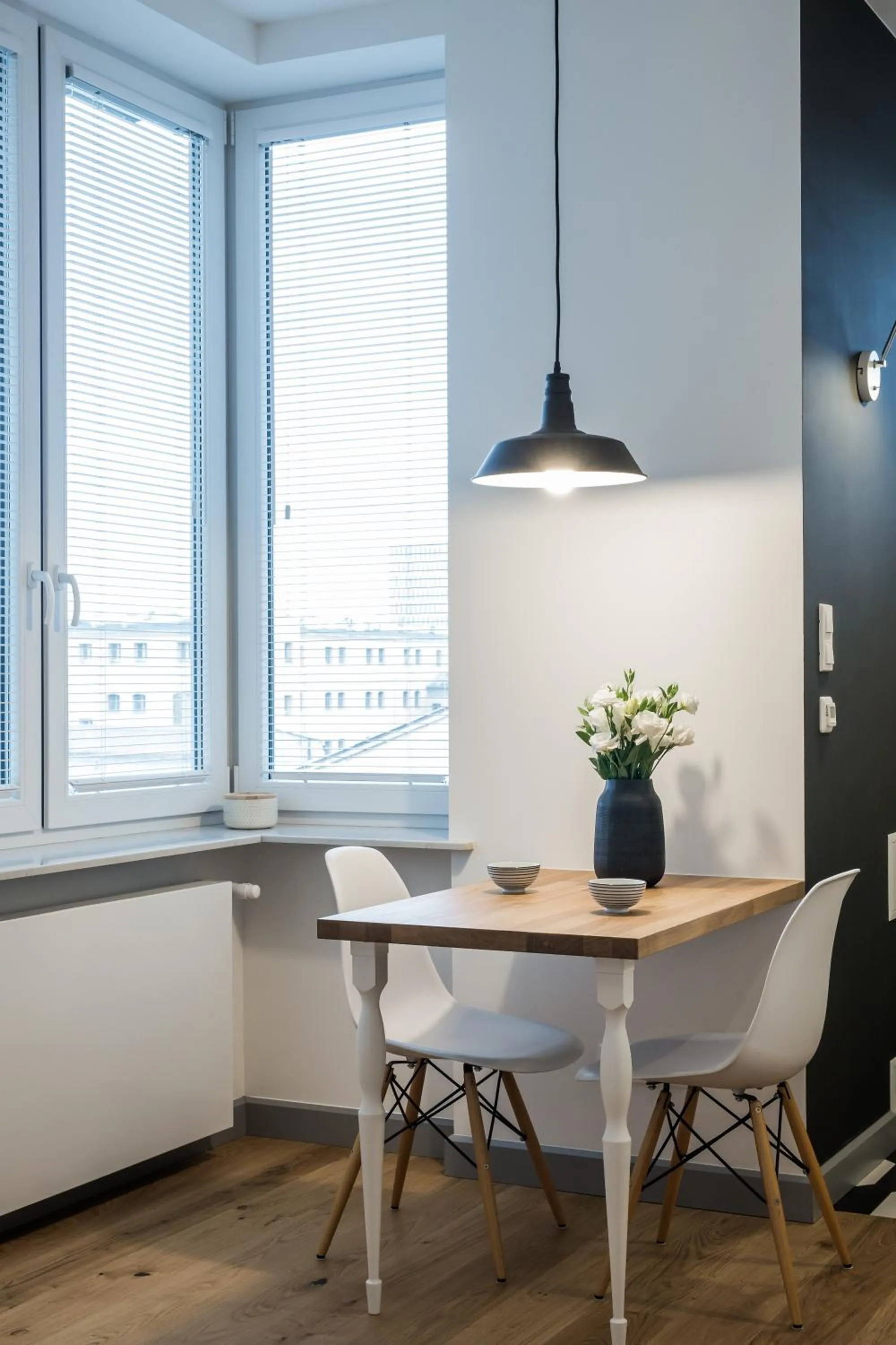 Dining area in ShortStayPoland Niepodleglosci (B46)