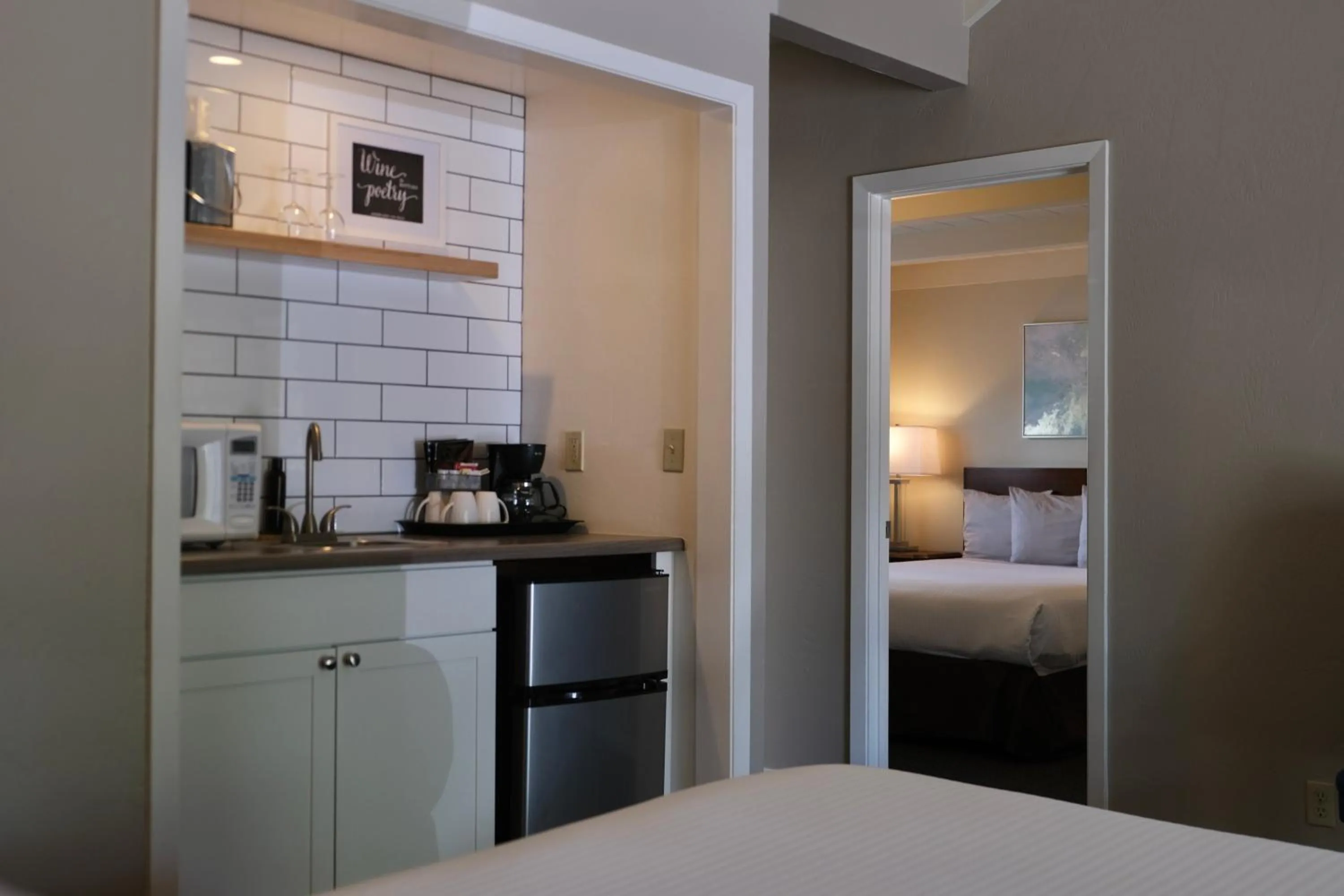 Kitchen or kitchenette, Bed in Golden Haven Hot Springs