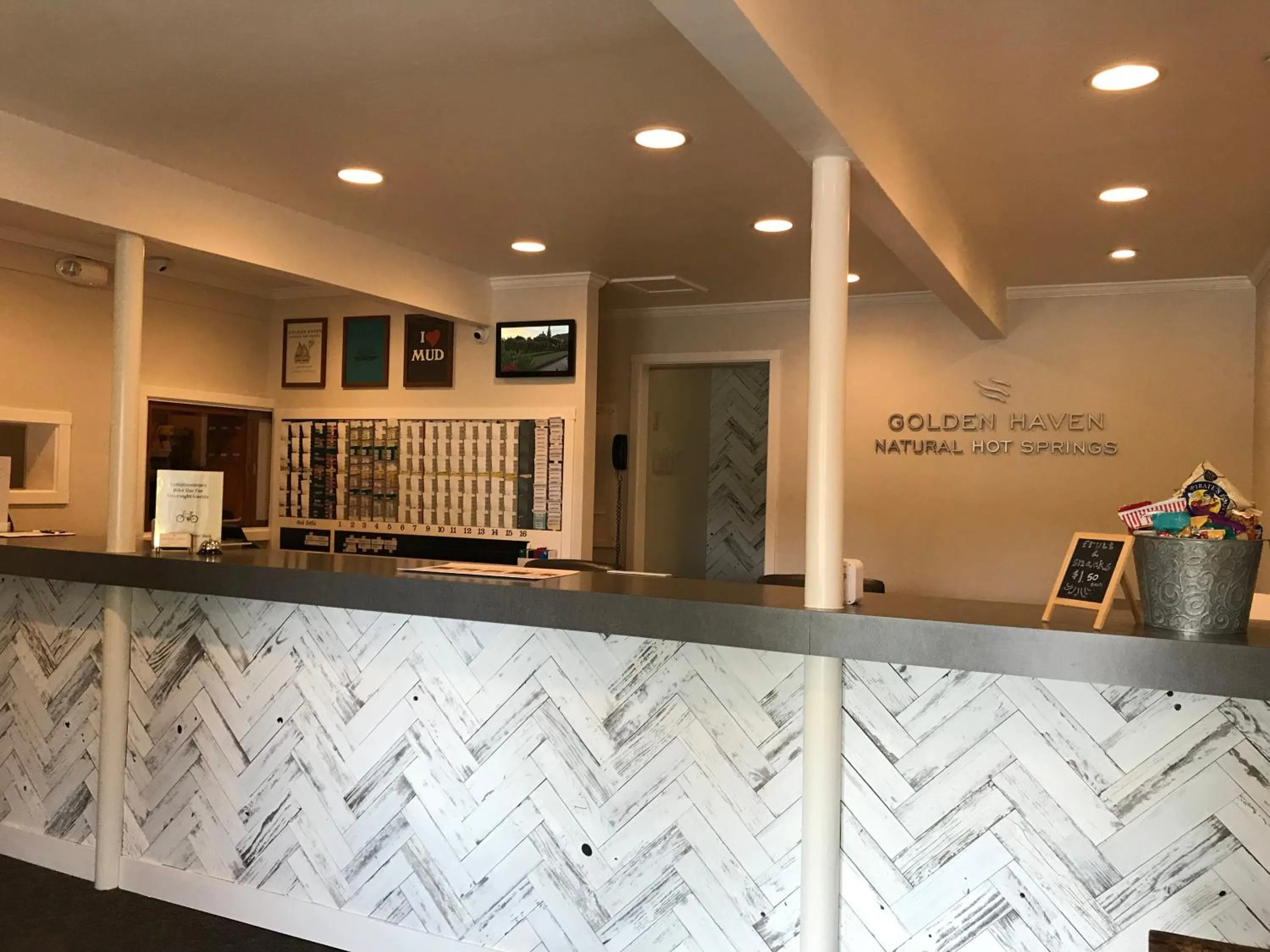 Lobby or reception in Golden Haven Hot Springs