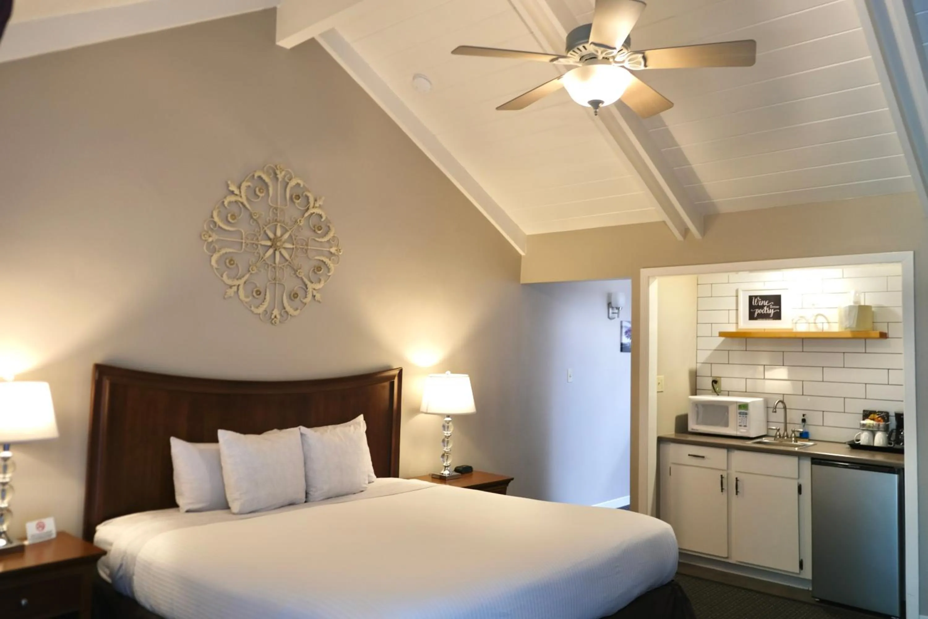 Kitchen or kitchenette, Bed in Golden Haven Hot Springs