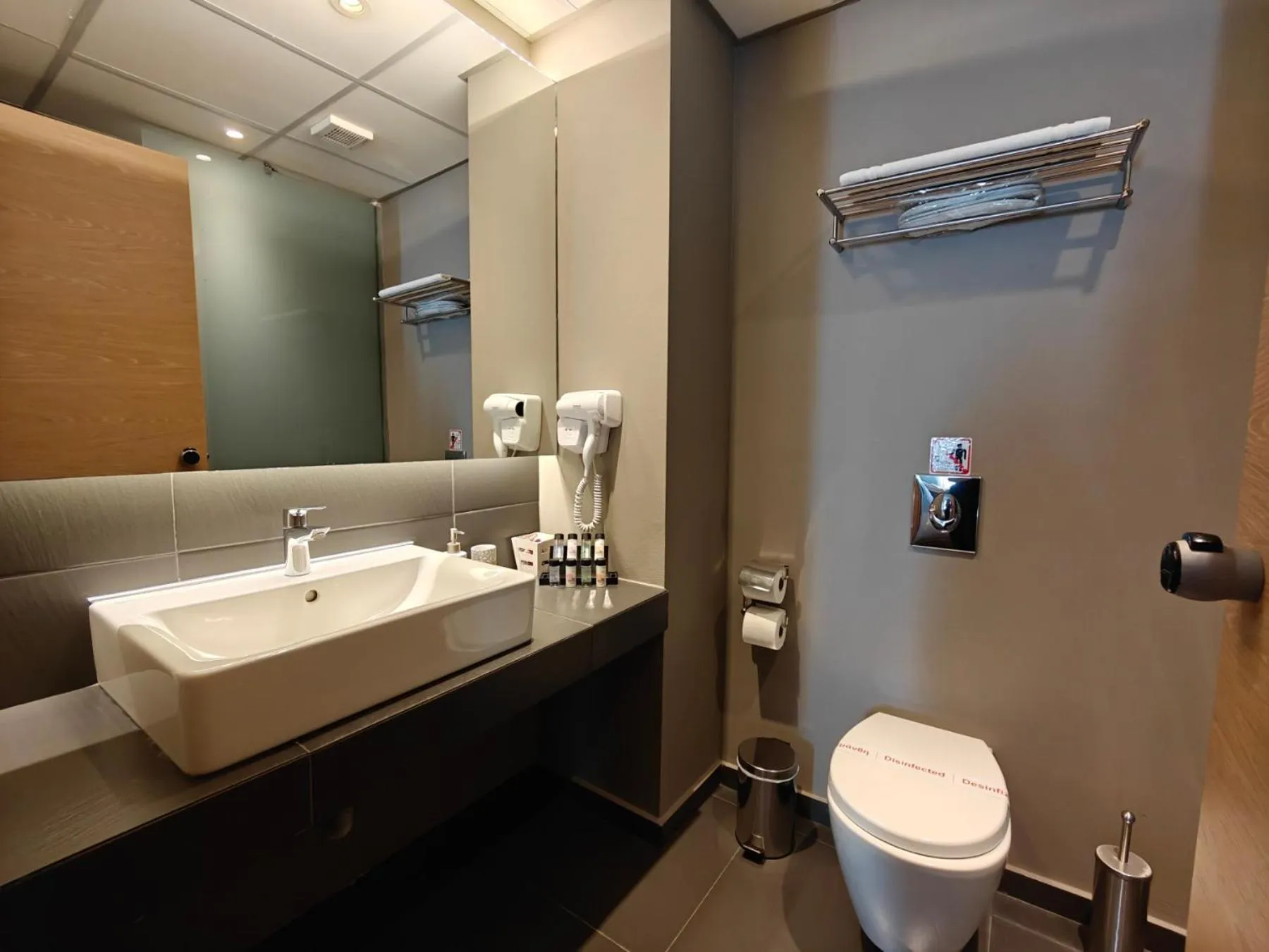 Toilet in Elysion Hotel