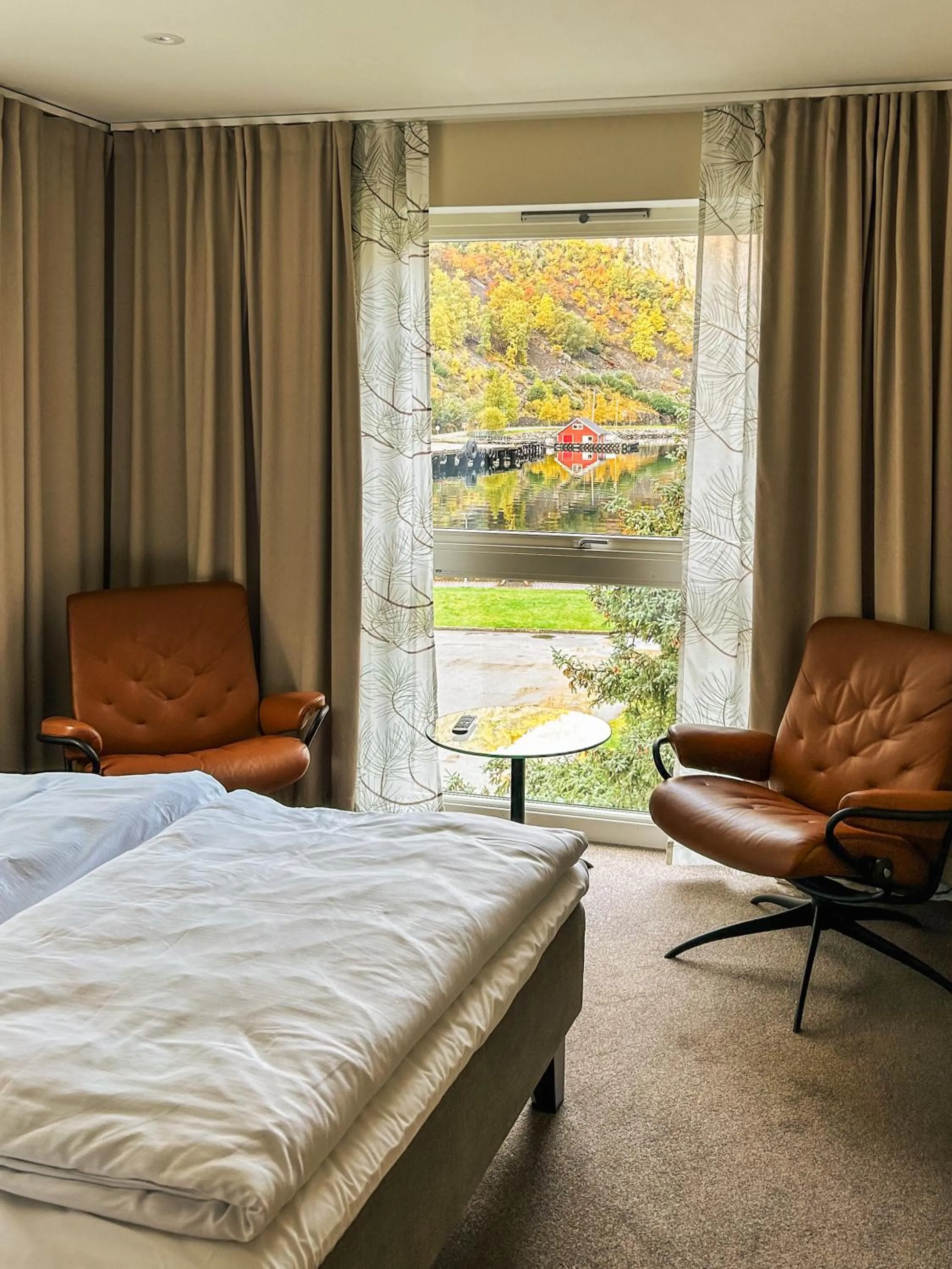 Seating area, Bed in Lærdal Hotel