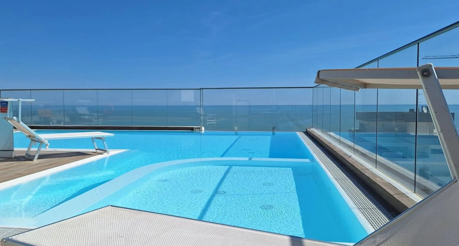 Swimming pool in Hotel Harmony con Piscina panoramica