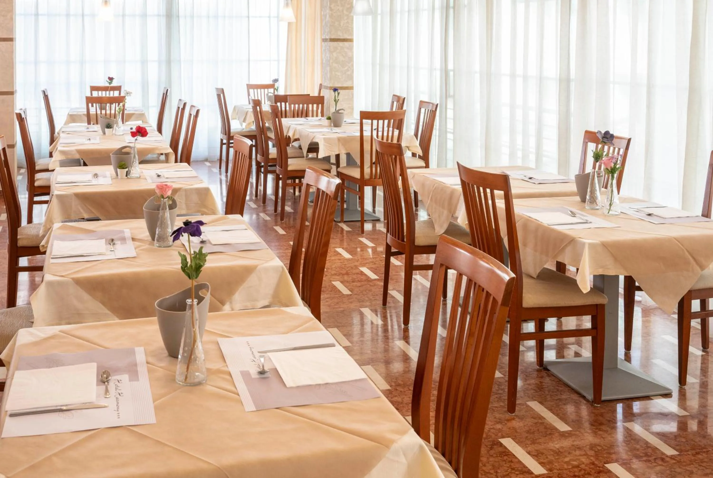 Restaurant/places to eat in Hotel Harmony con Piscina panoramica