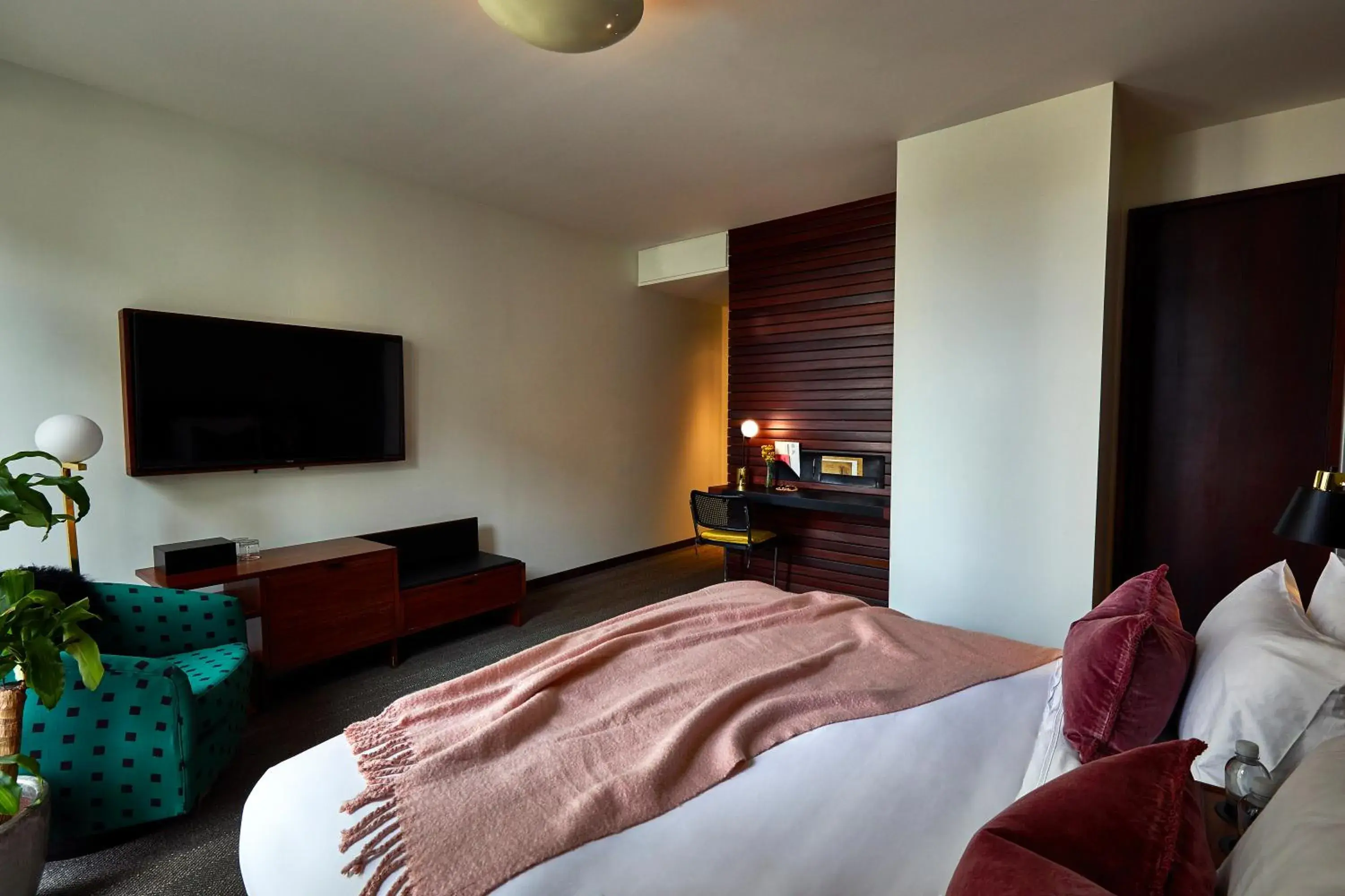 Bed in Fairlane Hotel Nashville Bed in Fairlane Hotel Nashville