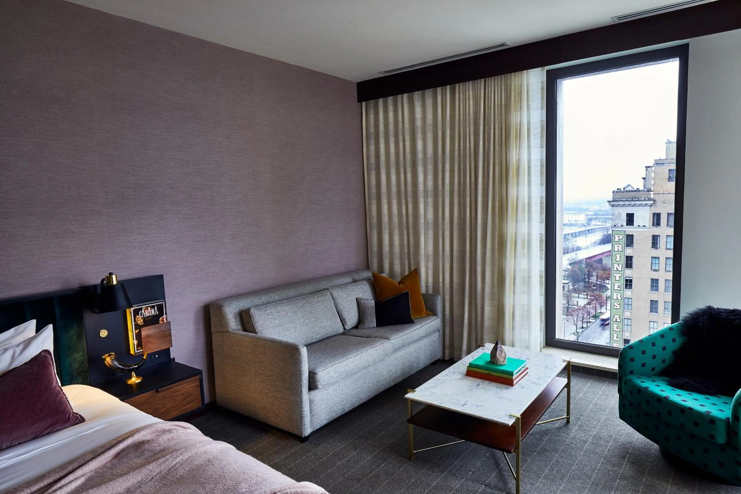 Seating area, Bed in Fairlane Hotel Nashville