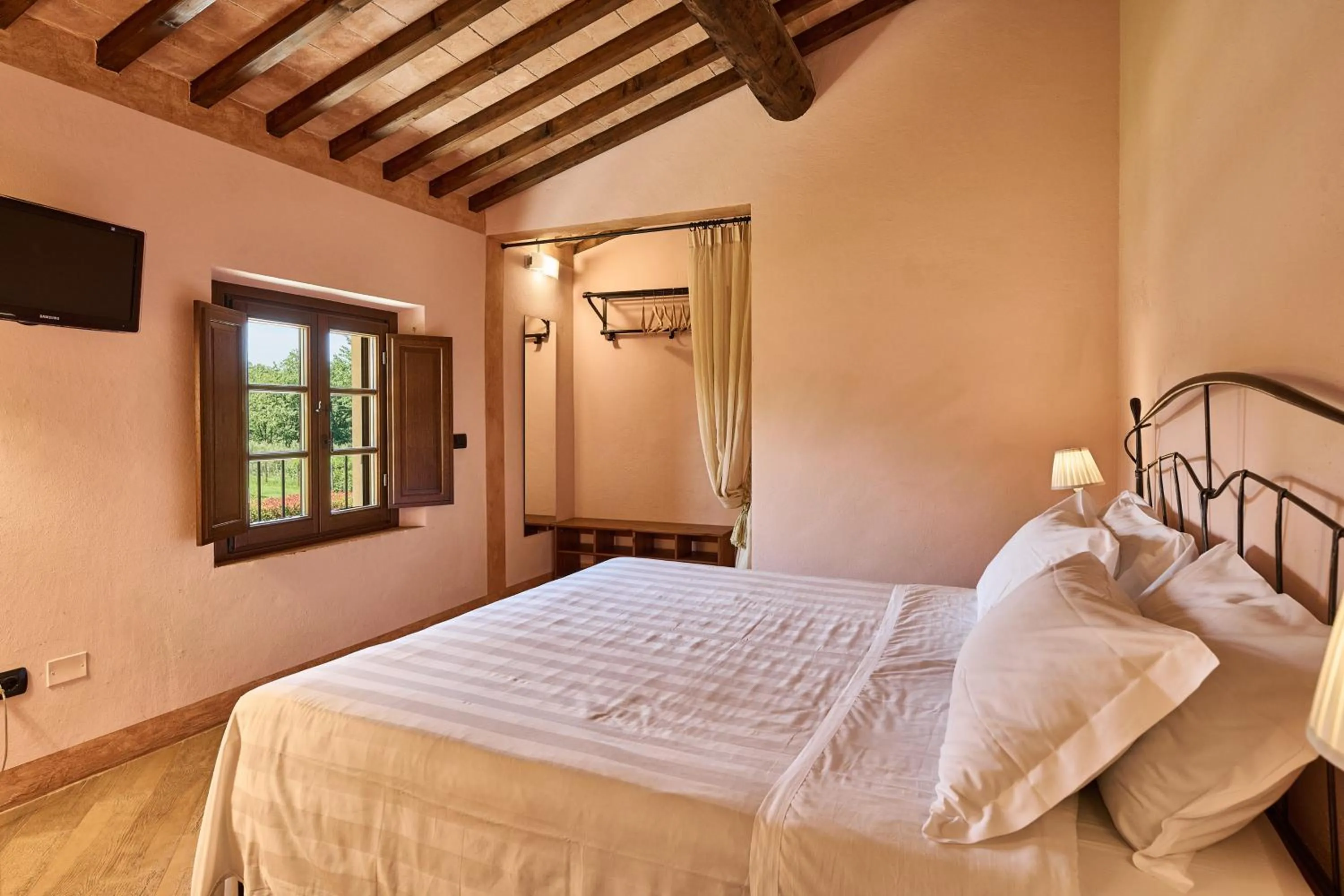 View (from property/room), Bed in Borgo San Giusto