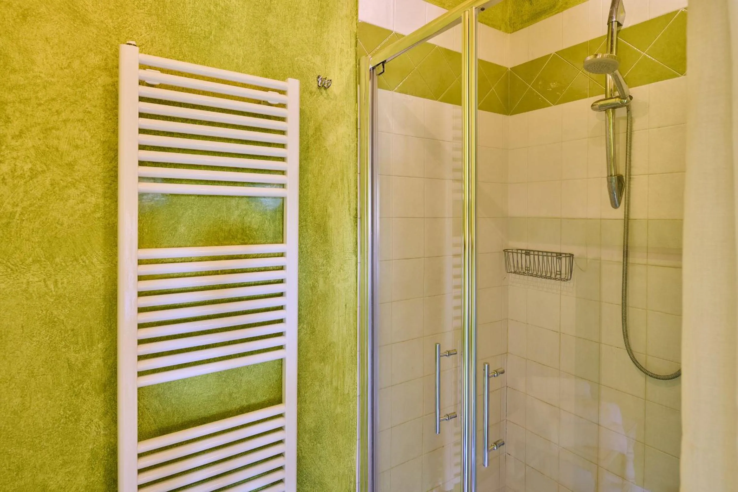 Shower in Borgo San Giusto